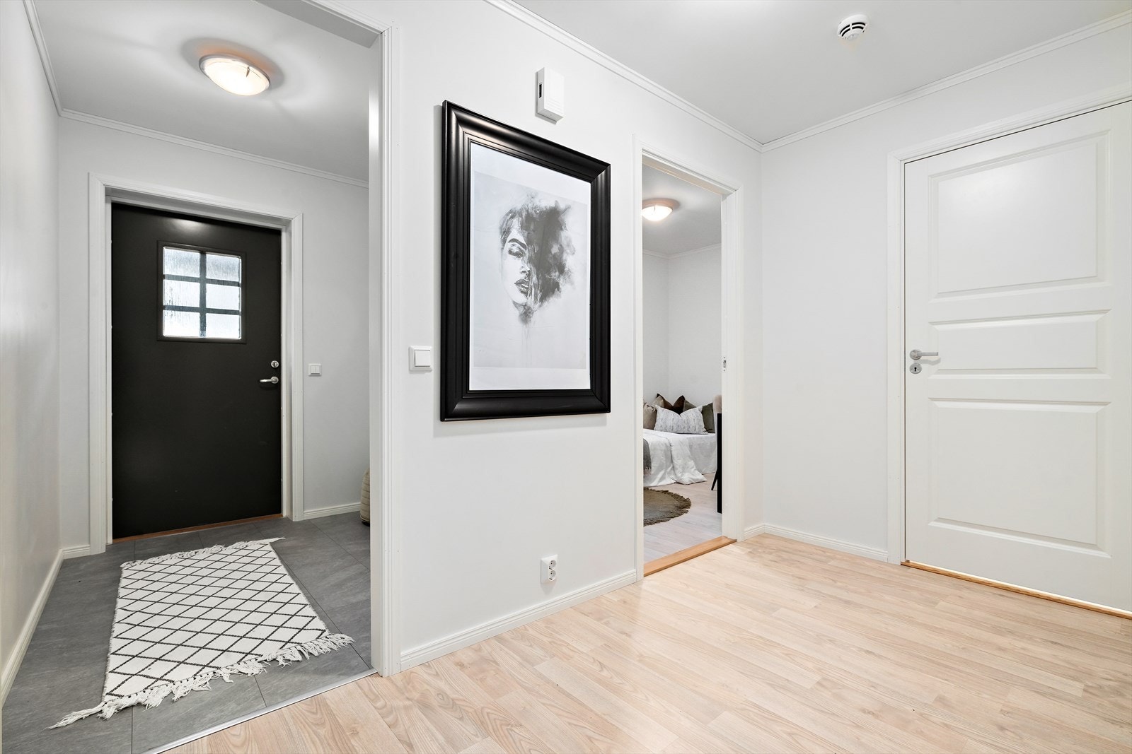 Lys og romslig gang hvor det er god plass til å henge fra seg yttertøy. Galleribilde