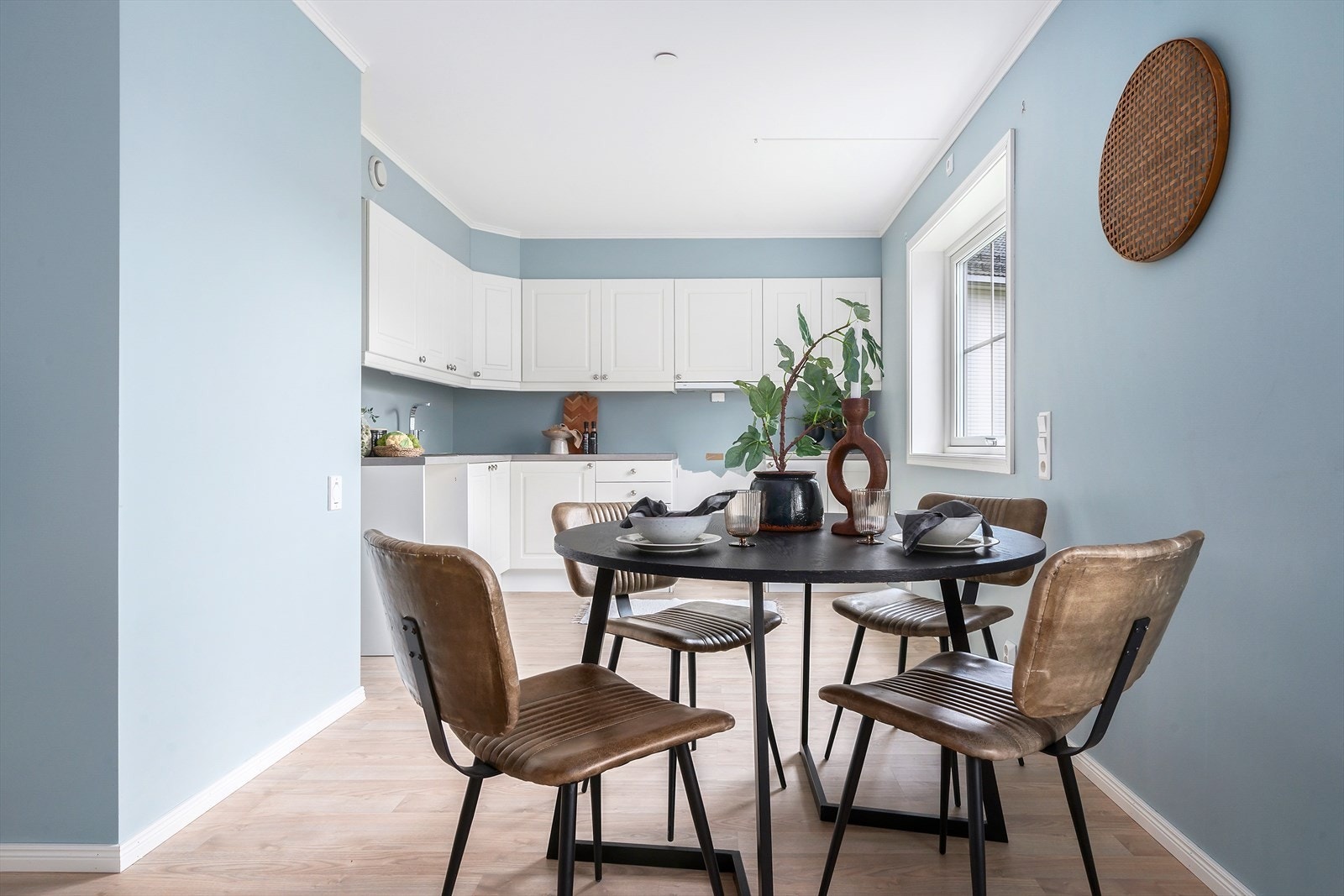 Kjøkkenet har en åpen løsning mot stue. Galleribilde