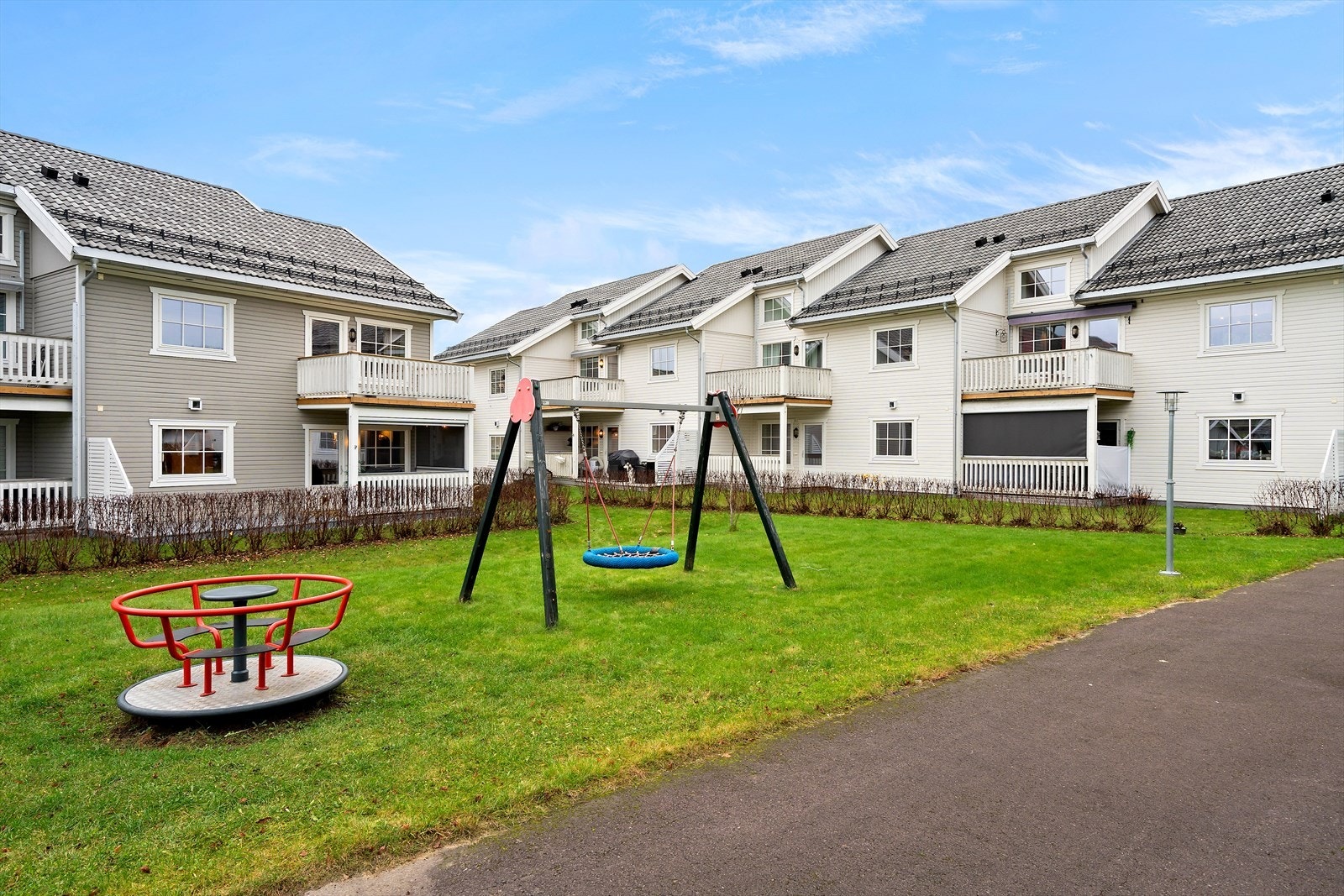 Uteområdene som tilhører sameiet og i nærheten av denne leilighetene er pent opparbeidet med diverse beplantninger og gress-arealer. Galleribilde