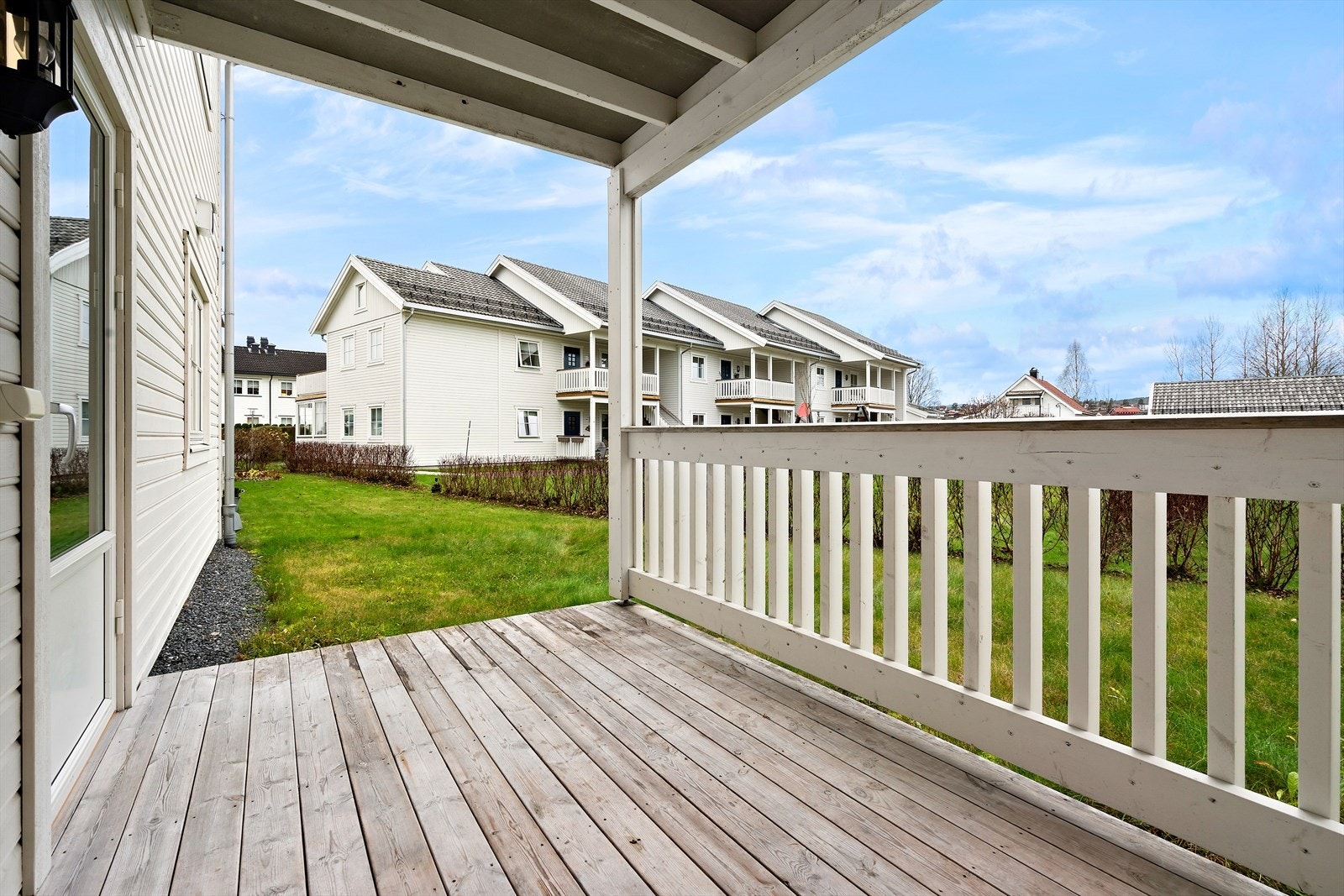 Leiligheten har en funksjonell og gjennomgående planløsning med en liten uteplass. Galleribilde