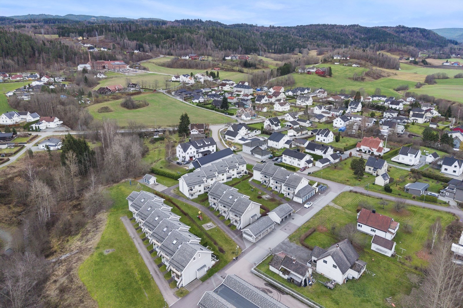 Det er også kort vei til lekeplass, fotballbane, idrettshall, treningssenter, svømmehall og ridesenter. Galleribilde