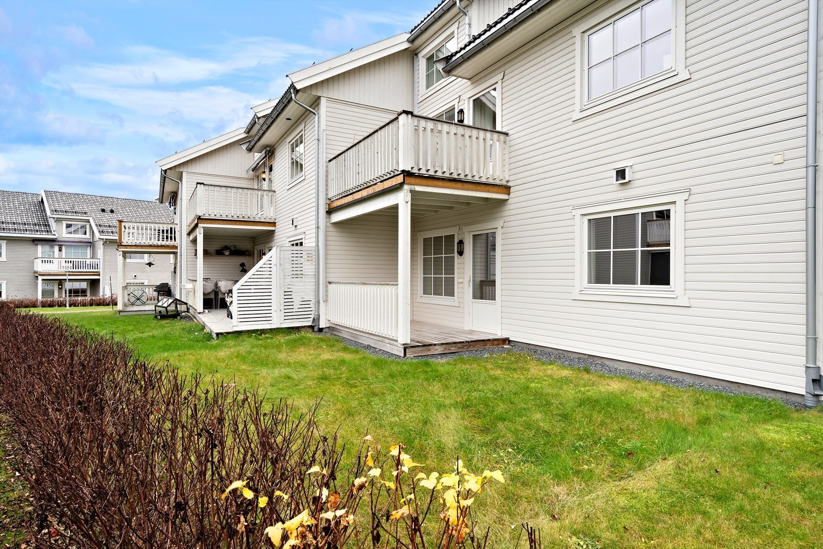 Det er liten terrasse ut fra stuen på ca 8 kvm. Galleribilde