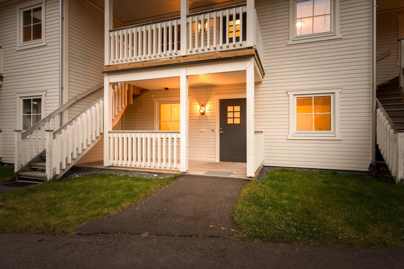 Overbygget inngangsparti ønsker deg velkommen ! Galleribilde