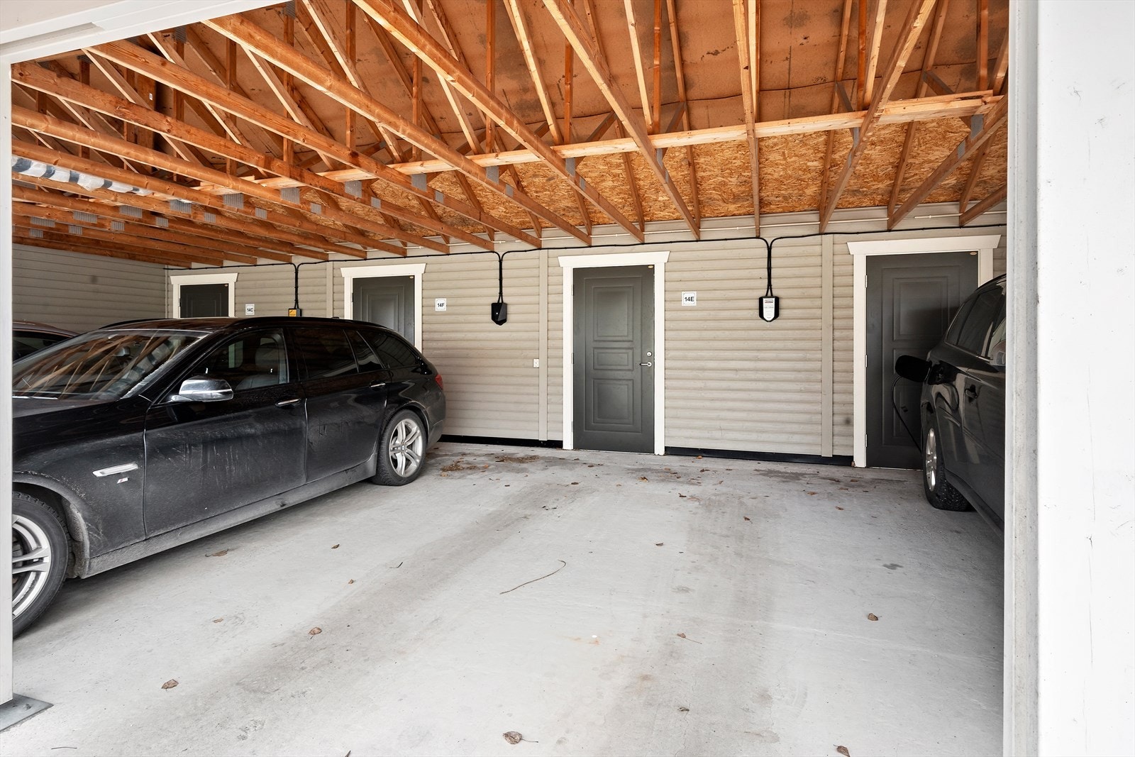 Carport med bod i bakkant. Galleribilde