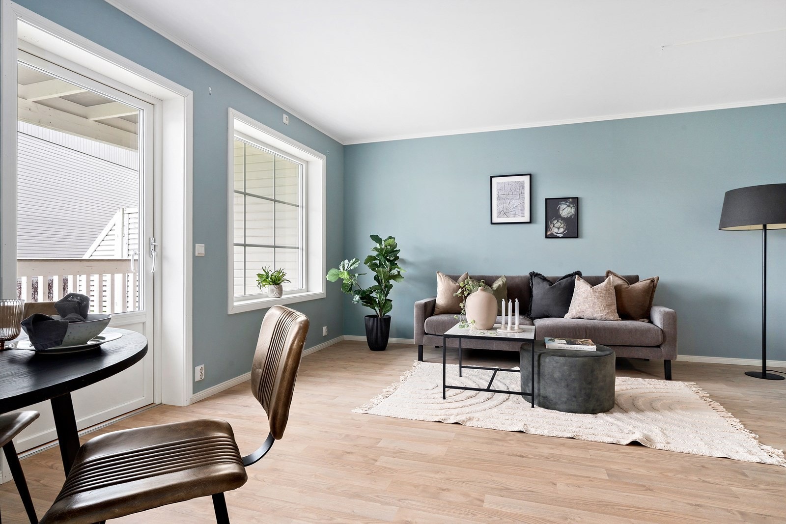 Stuen er delikat og innbydende og med utgang til uteplass. Galleribilde