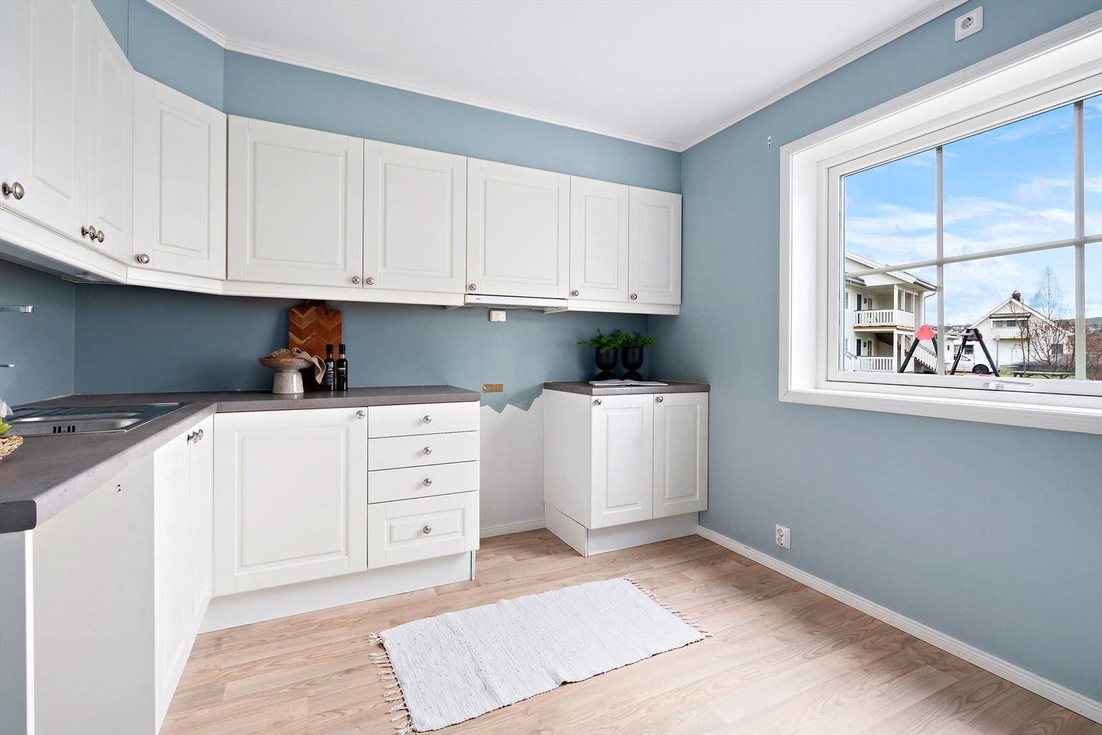 På kjøkkenet er det plass til komfyr, oppvaskmaskin, kjøl/frys. Godt med skapplass over og under benken. Galleribilde