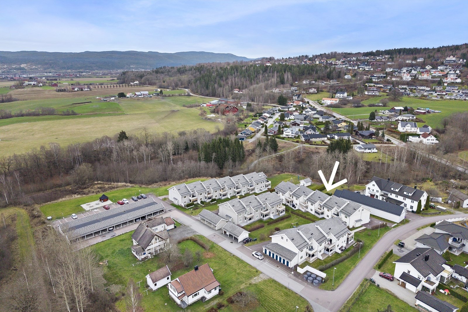 Det er gangavstand til Vestfossen sentrum med alle servicetilbud som skole, jernbanestasjon, buss, barnehage og idrettsanlegg. Galleribilde