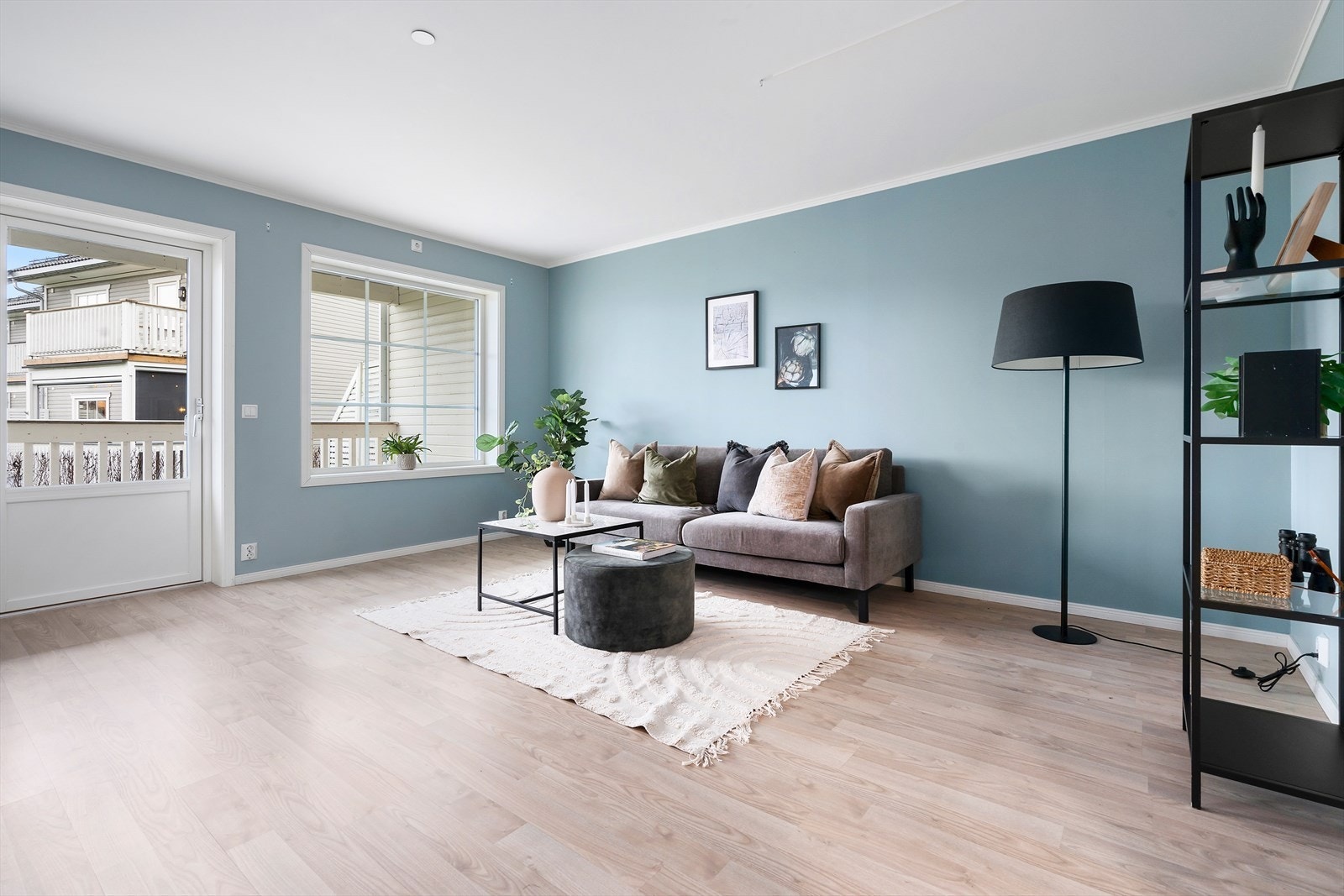 Det er laminat på gulv, veggene og taket har malte plater. Galleribilde