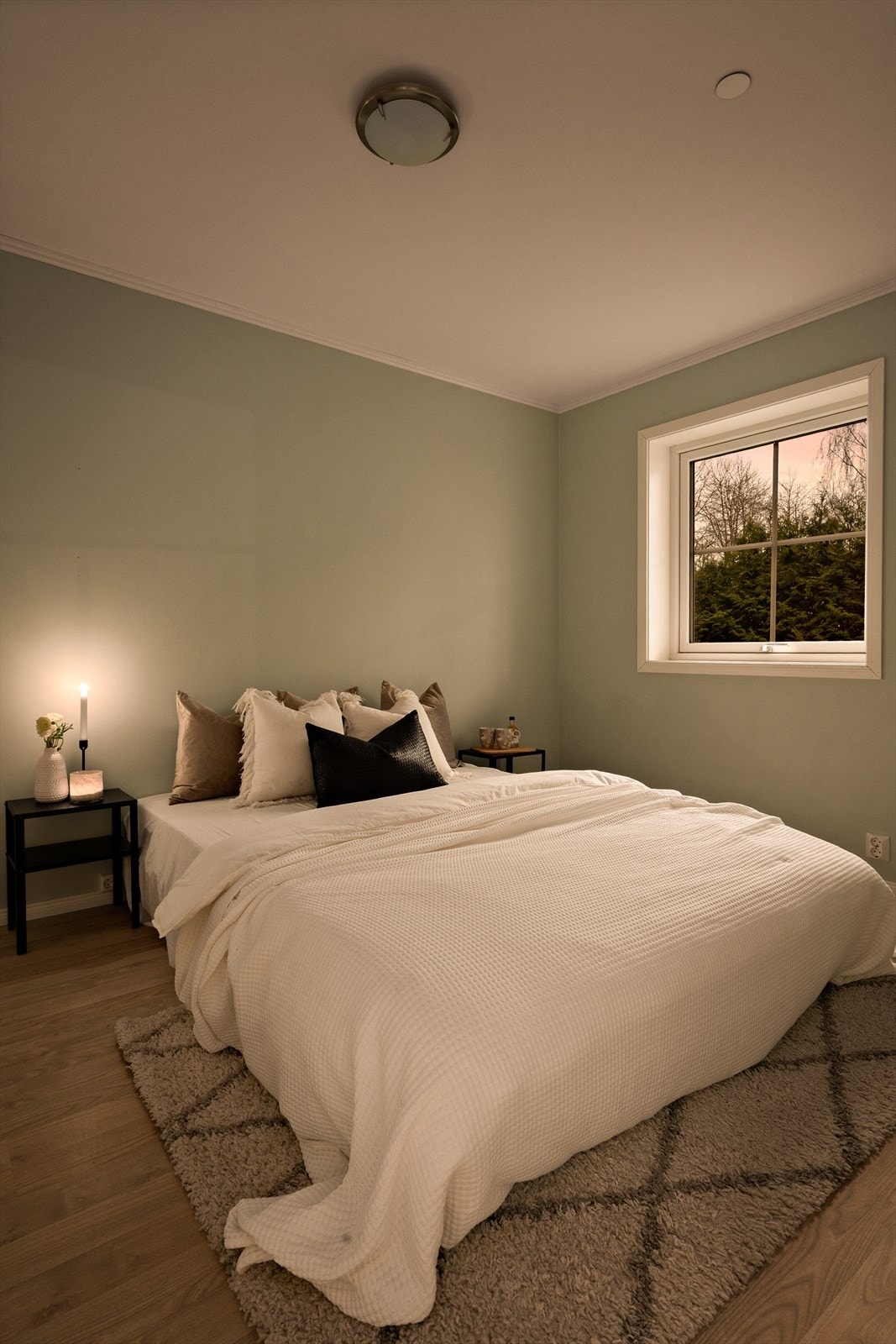 Hovedsoverommet er stilrent innredet med god plass til dobbeltseng med tilhørende nattbord. Galleribilde