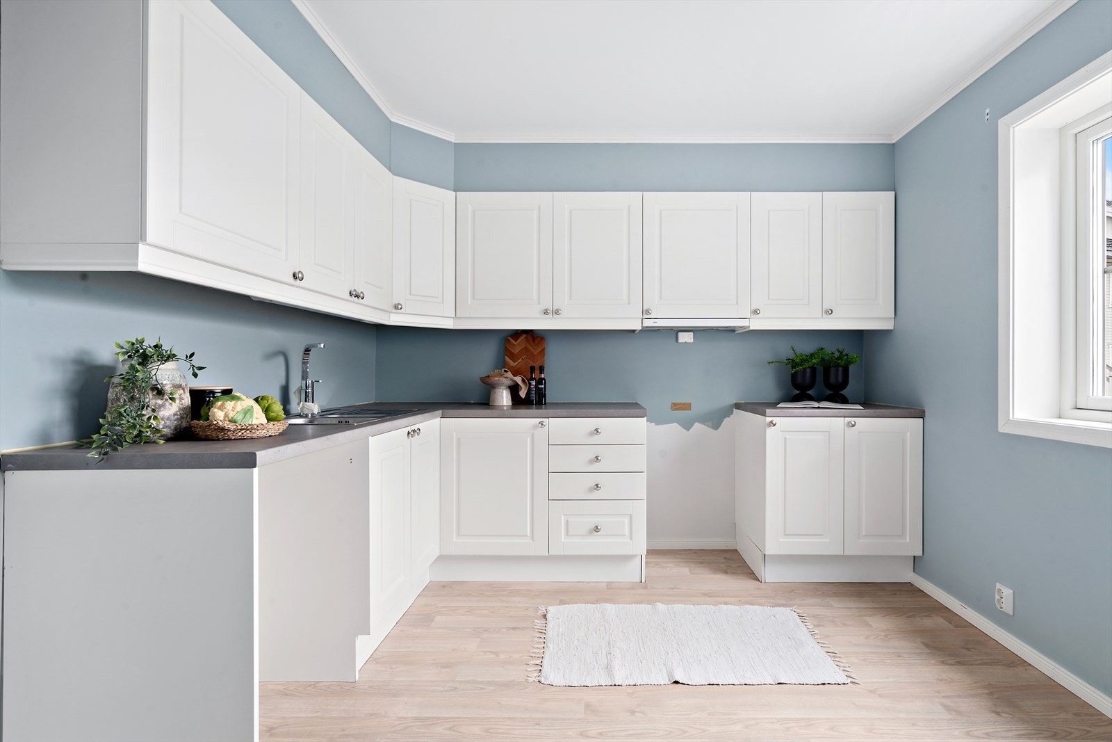 Det er plass til et spise bord på kjøkkenet. Galleribilde