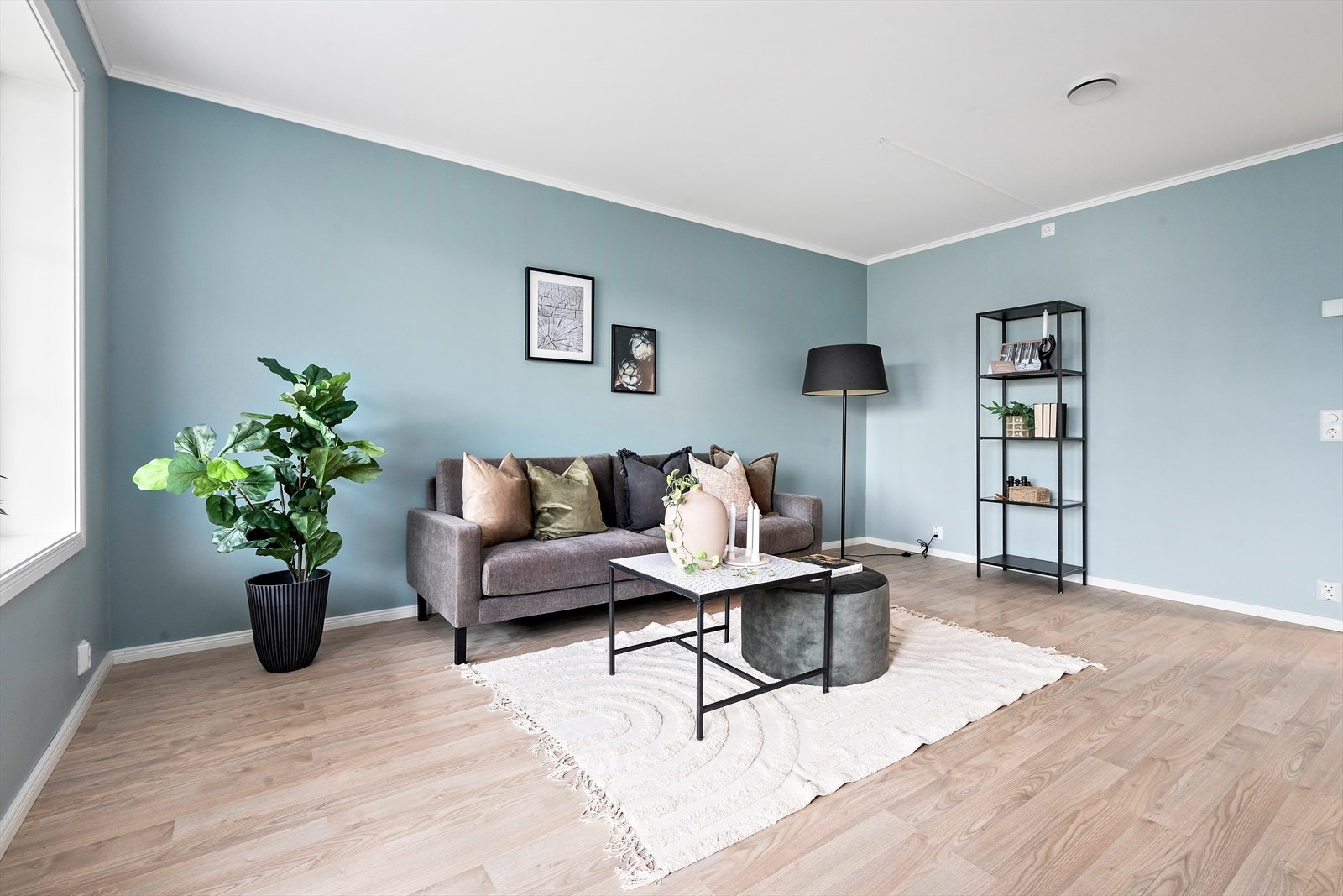 I stuen er det plass til en romslig sofagruppe med tilhørende salongbord. Galleribilde