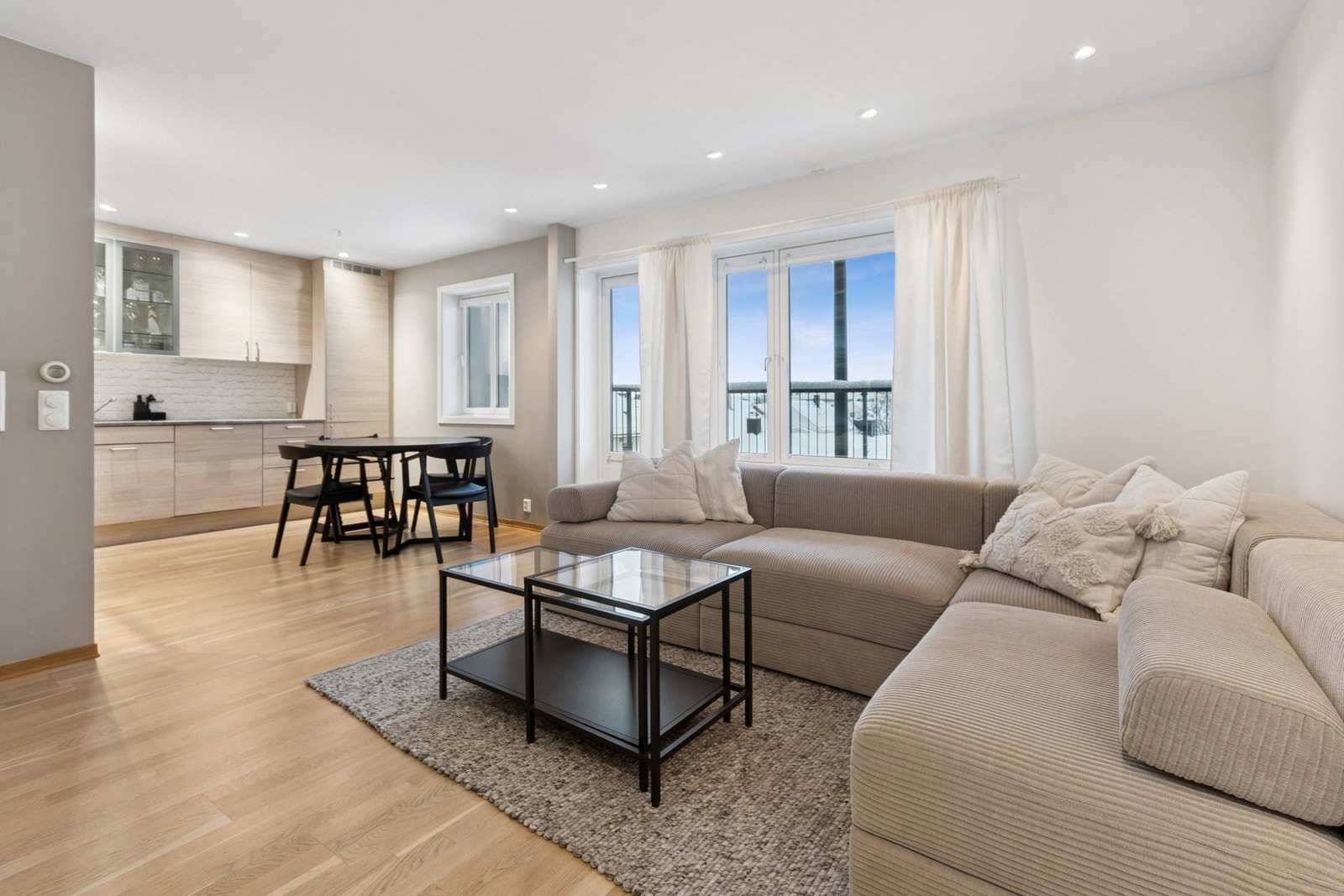 God løsning hvor det er plass til flere sittegrupper. Galleribilde