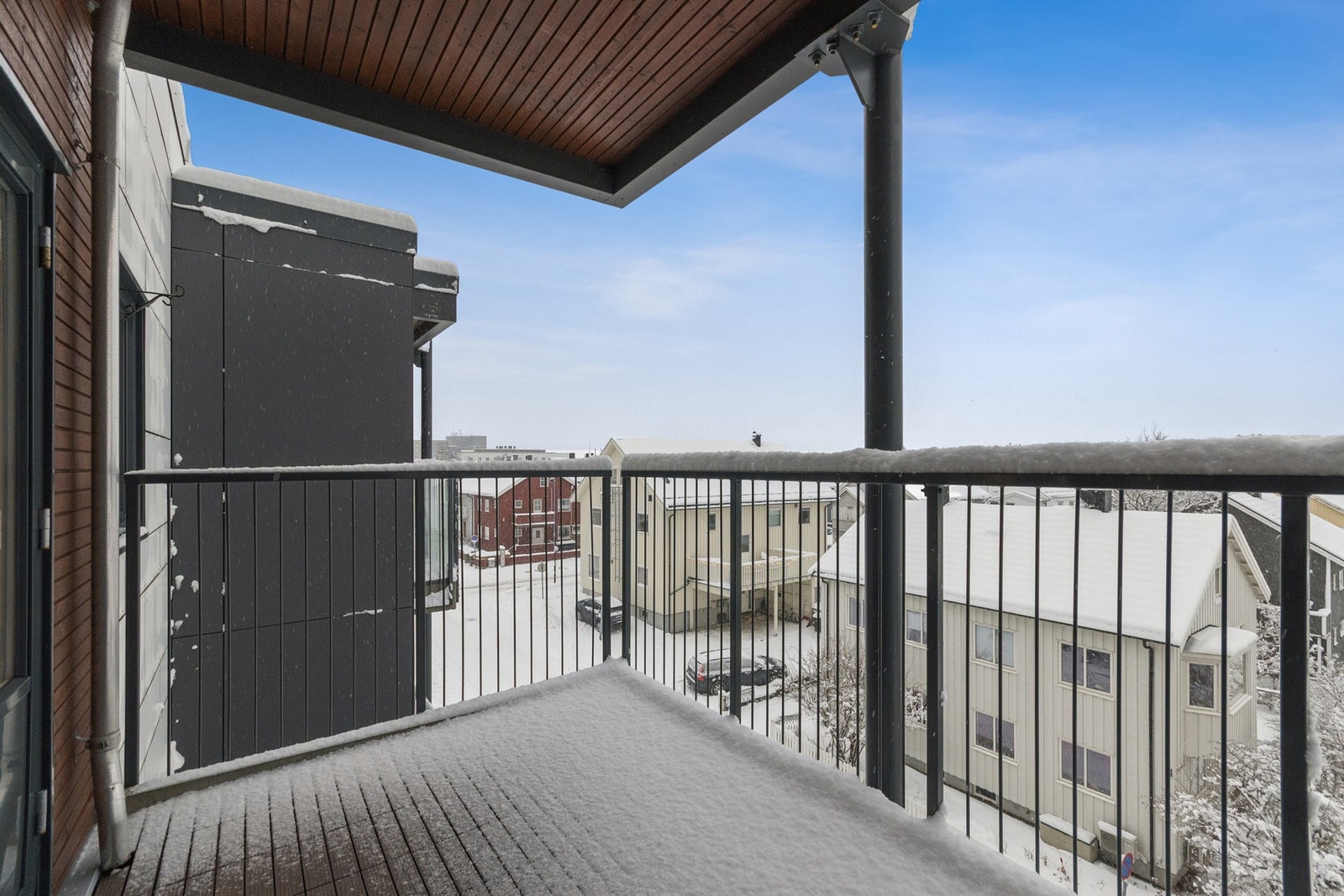 Balkongen har gode solforhold fra tidlig formiddag til sen kveld. Galleribilde