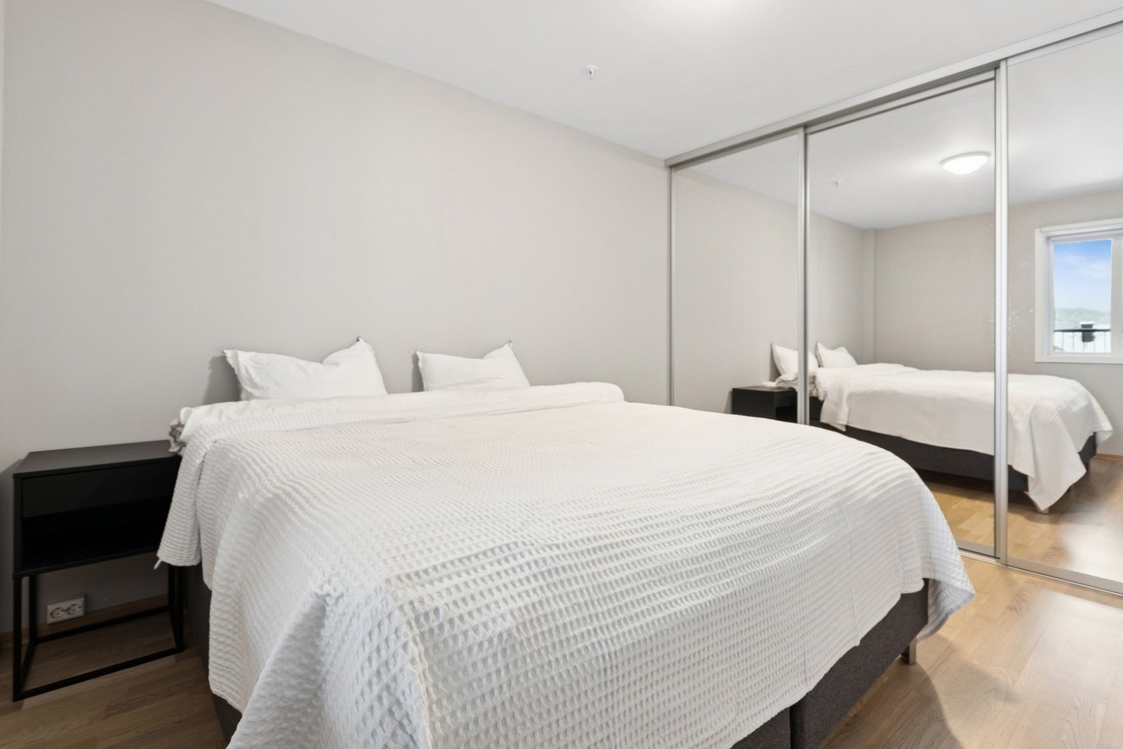 Det er 2 soverom i leiligheten. Dette er hovedsoverommet, som har en stor skyvedørsgarderobe med 3 dører. Galleribilde