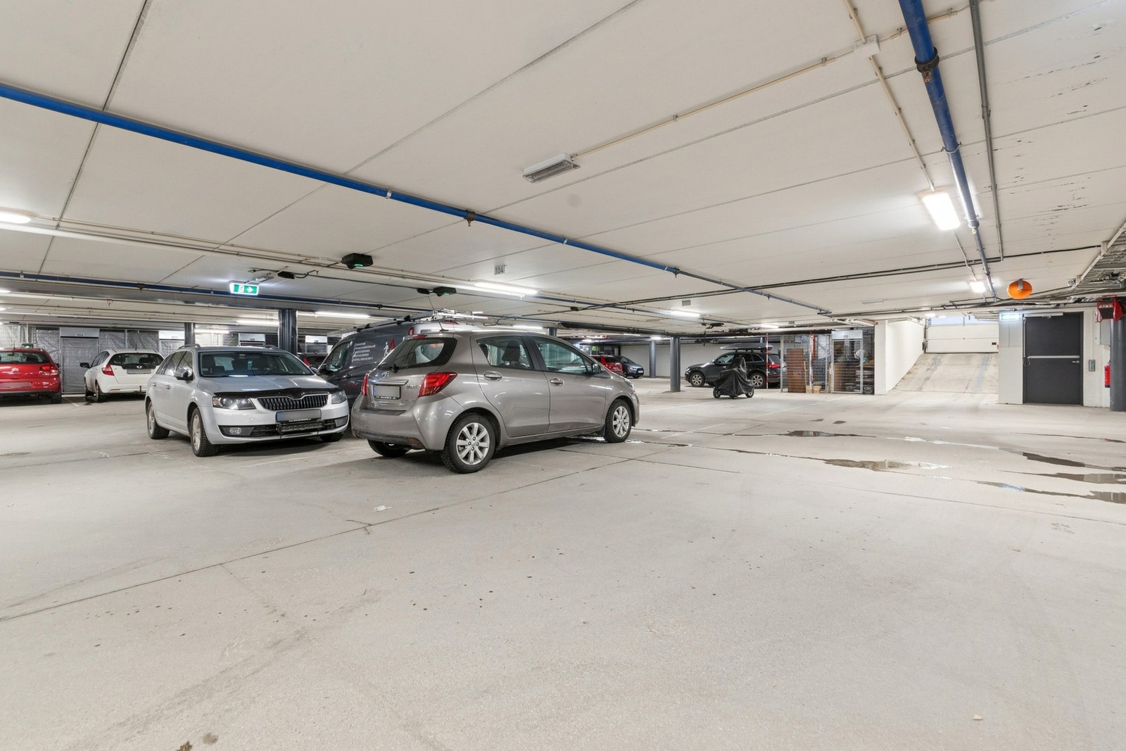 Romslig garasjeanlegg med enkel adkomst. Galleribilde