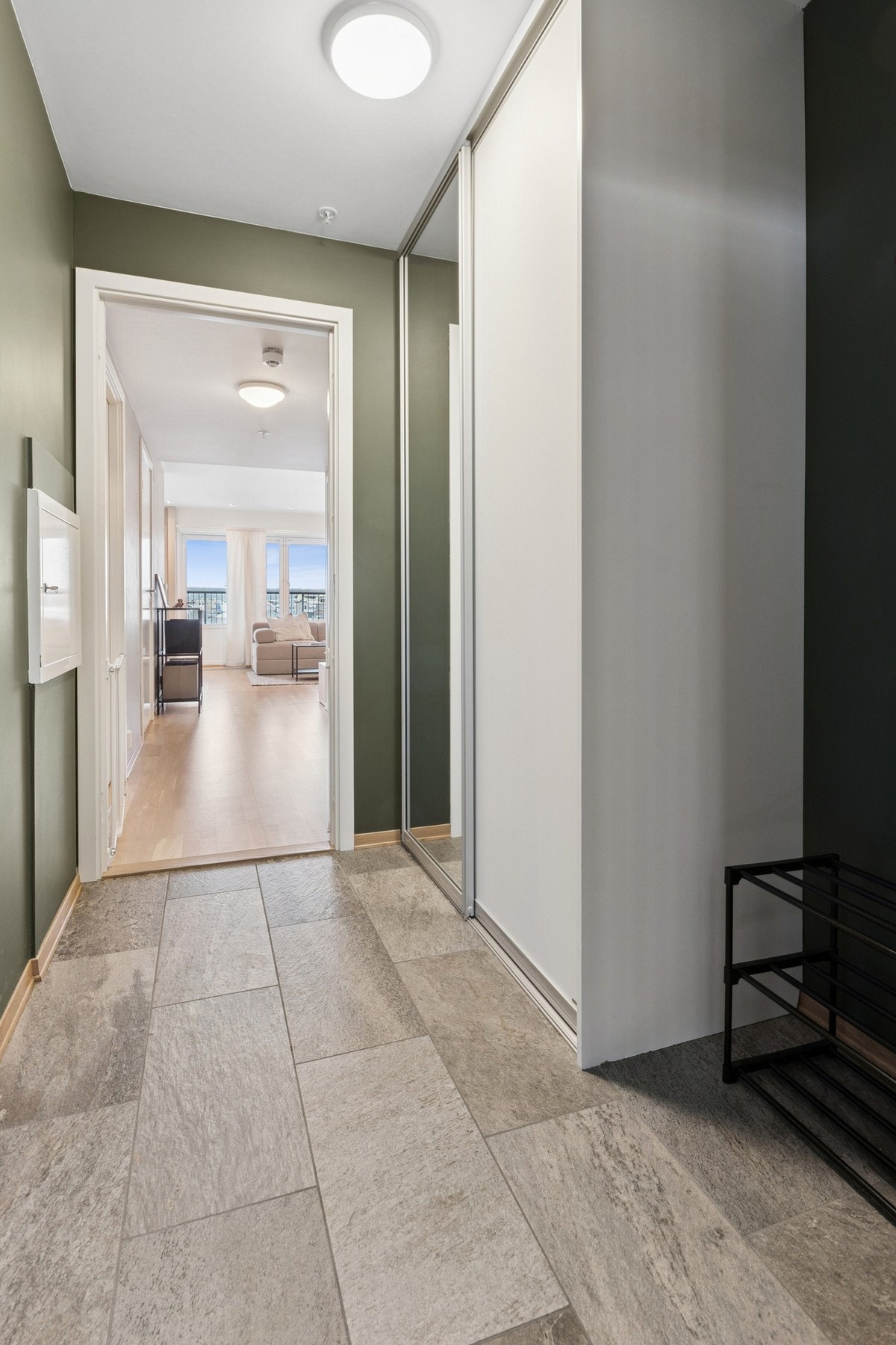 Entré med skyvedørsgarderobe. Galleribilde