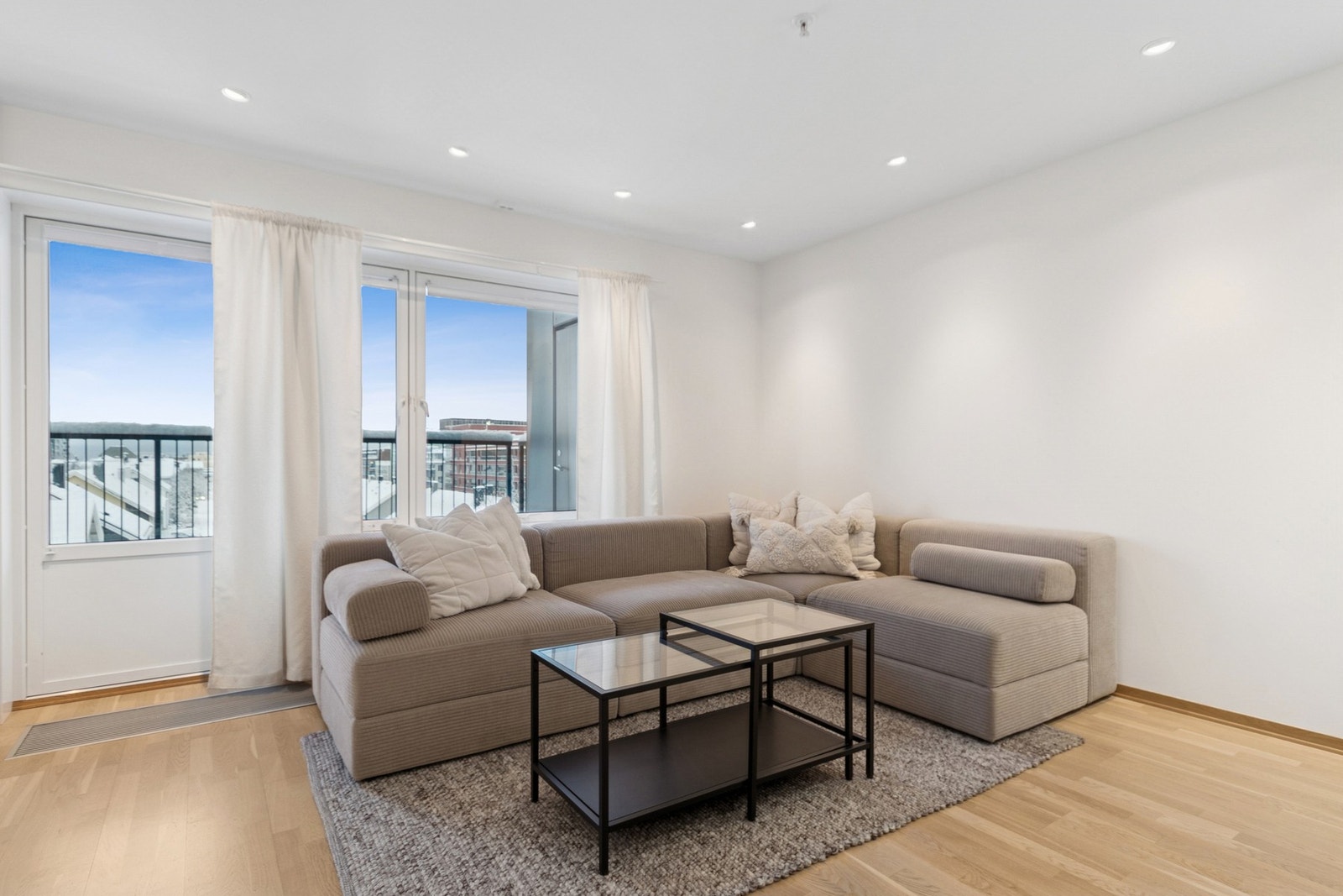 Det er spotter i tak i stue og kjøkken. Galleribilde