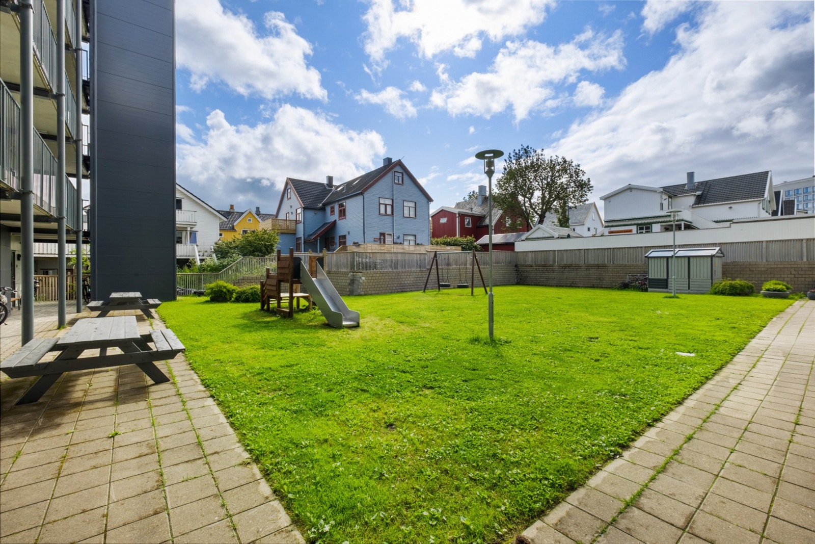 Fine uteområder med lekeapparater. Galleribilde