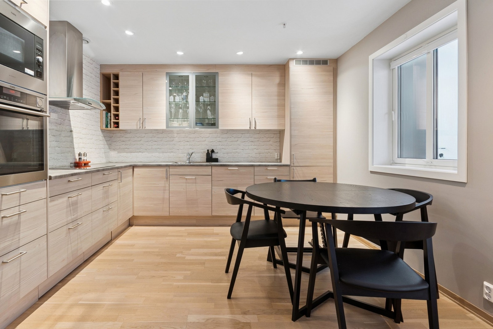 Integrert stekeovn, induksjonstopp, micro, oppvaskmaskin, kjøleskap og fryseskap følger med. Galleribilde