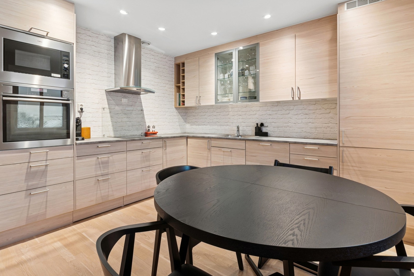 Det er godt utbygd med mye skap og benkeplass. Galleribilde