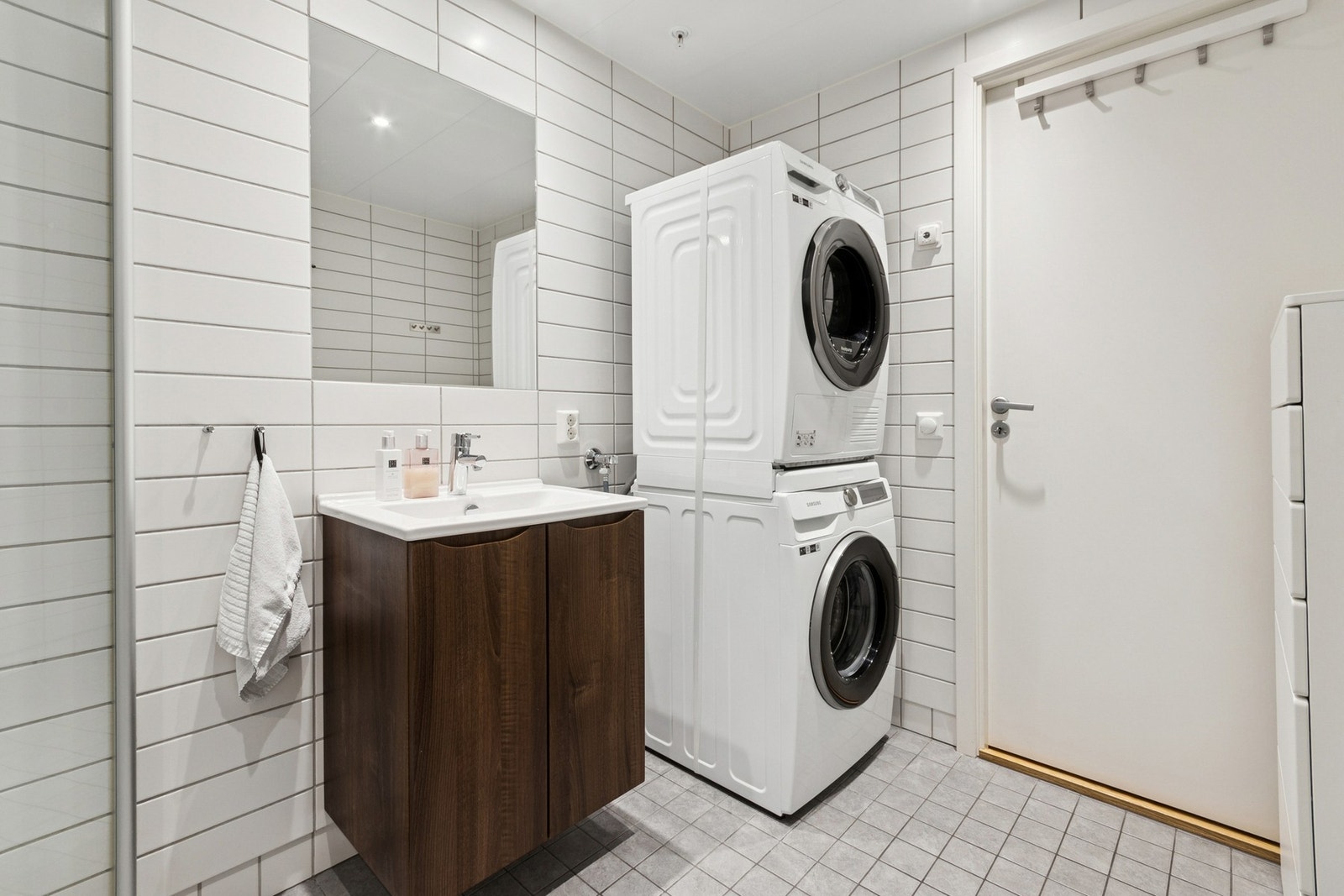 Badet har dusj med innskyvbare vegger, innredning, wc og plass/opplegg for vaskemaskin/tørketrommel. Galleribilde