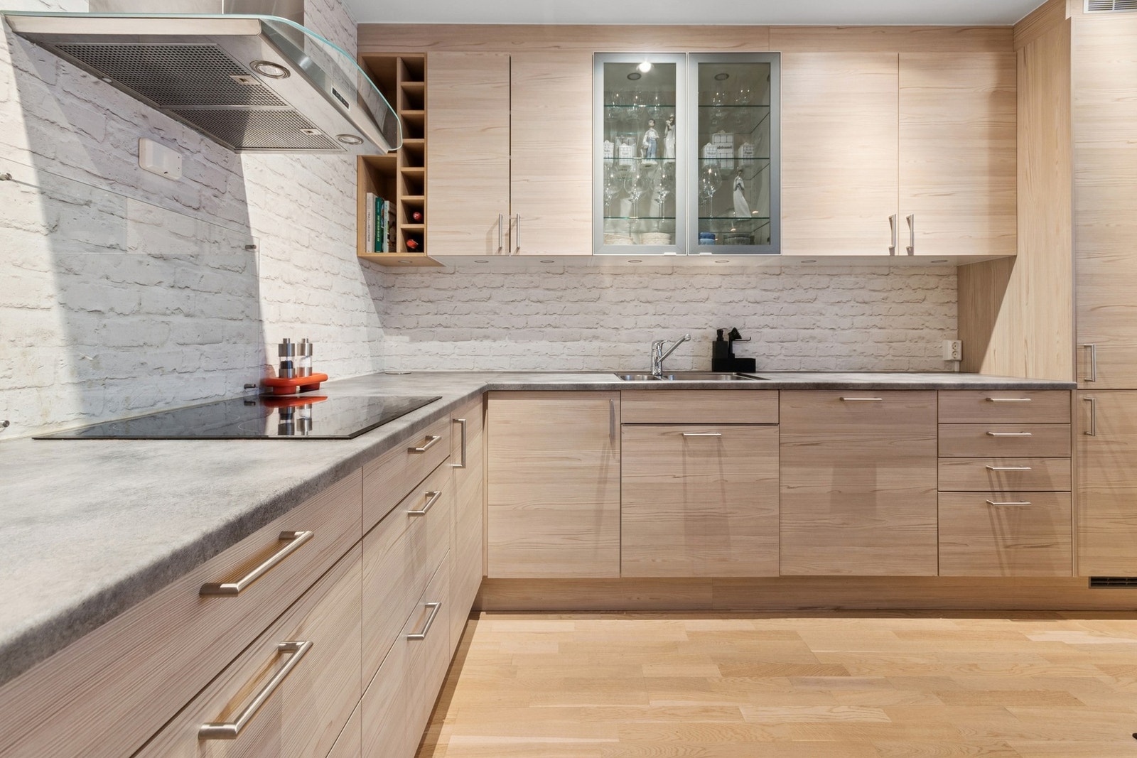 Godt utbygd med takhøye skap og romslig benkeplate. Galleribilde