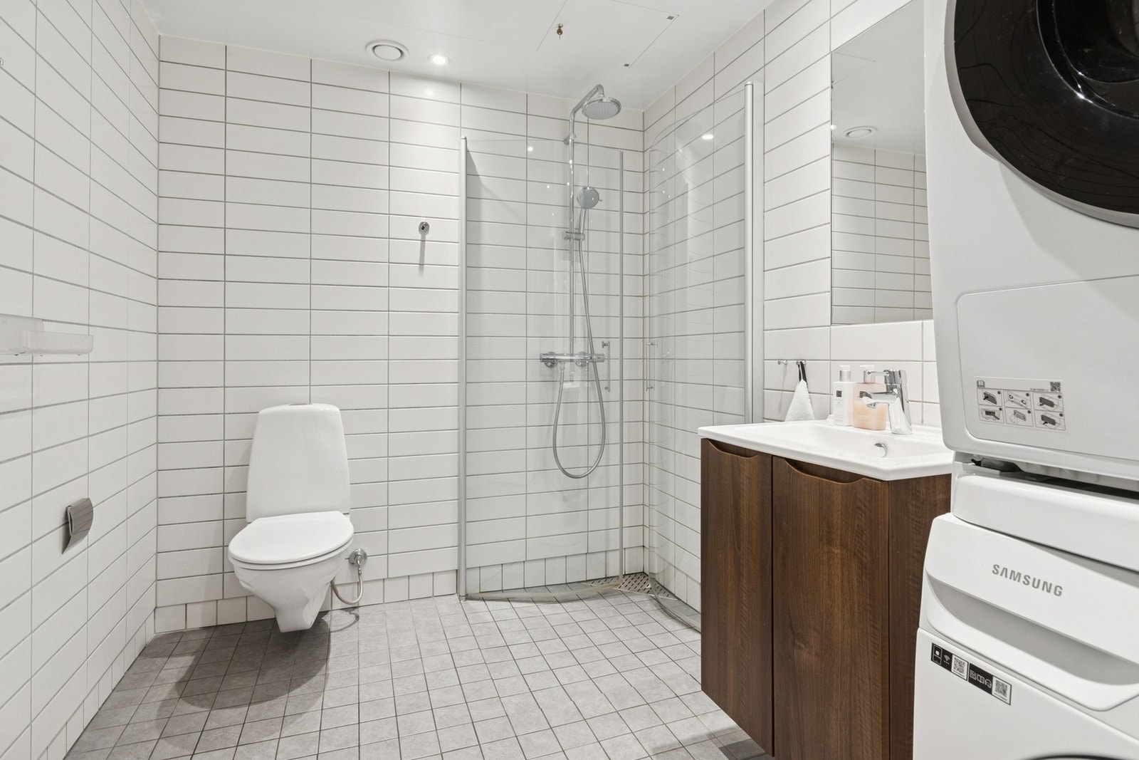 Pent flislagt bad med varme i gulv. Galleribilde