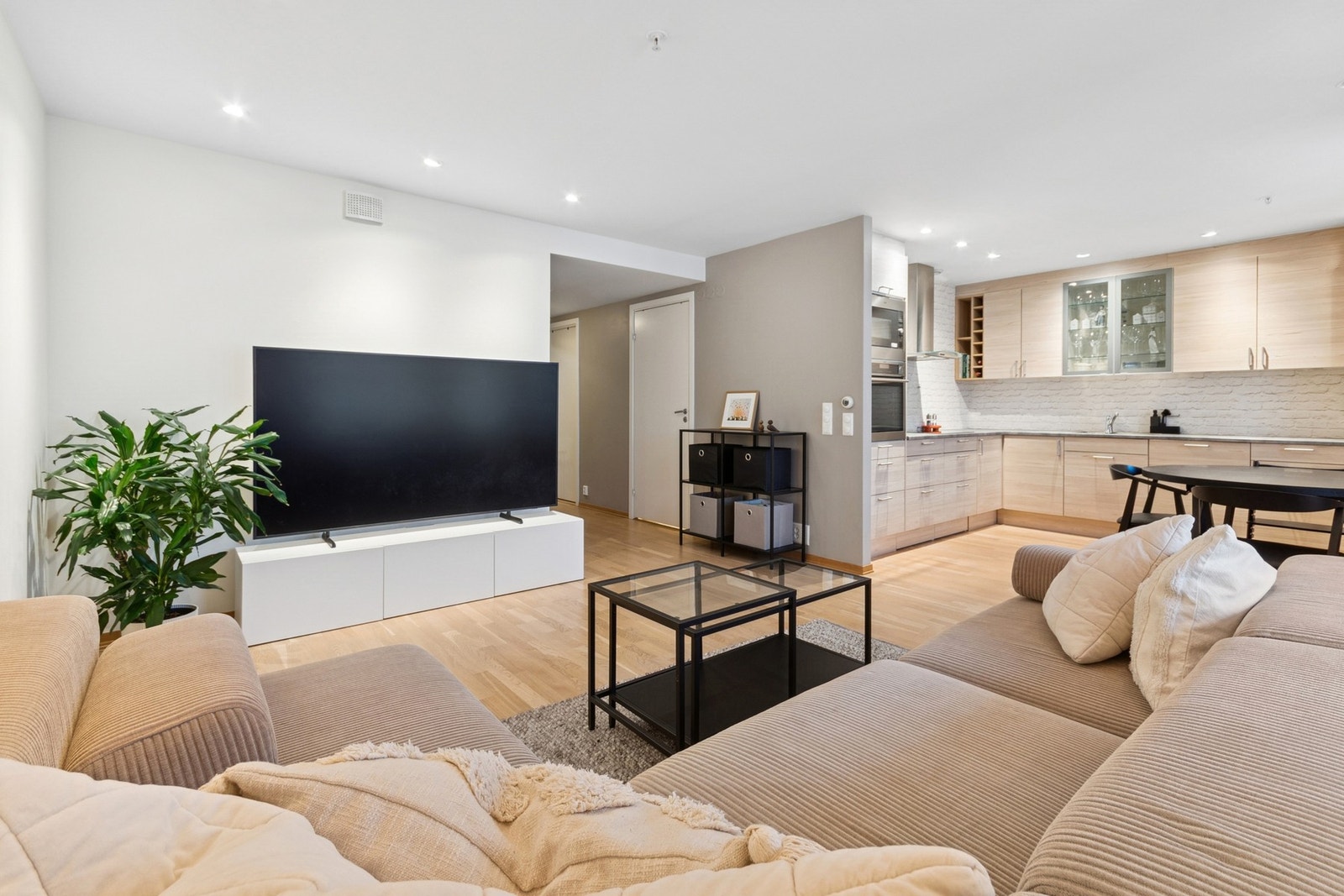 Koselig stue med åpen løsning mot kjøkken. Galleribilde