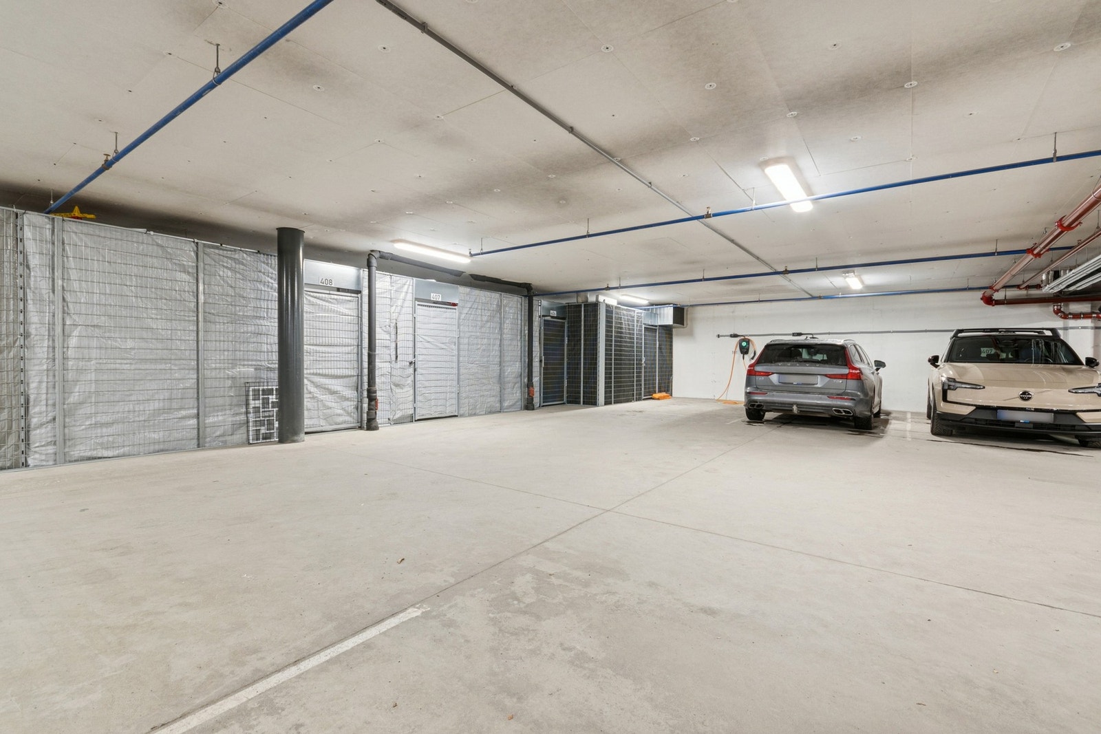 Fast parkering med tilhørende bod. Galleribilde