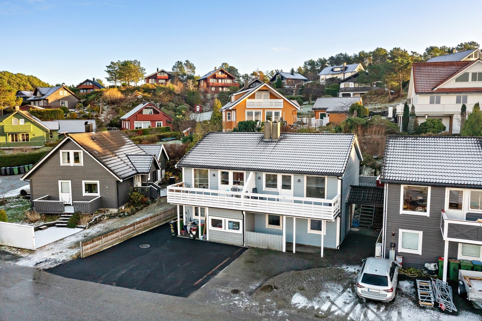 Det er plass til parkering av to biler på eiendommen Galleribilde