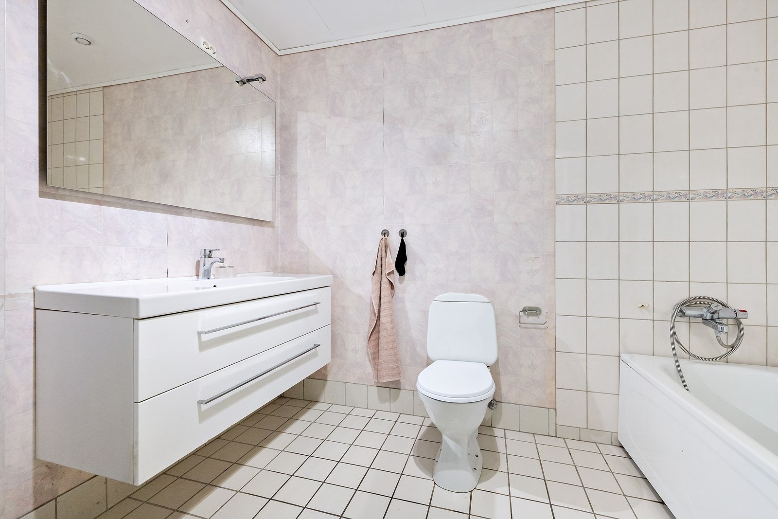 Det er et romslig bad i boligen Galleribilde