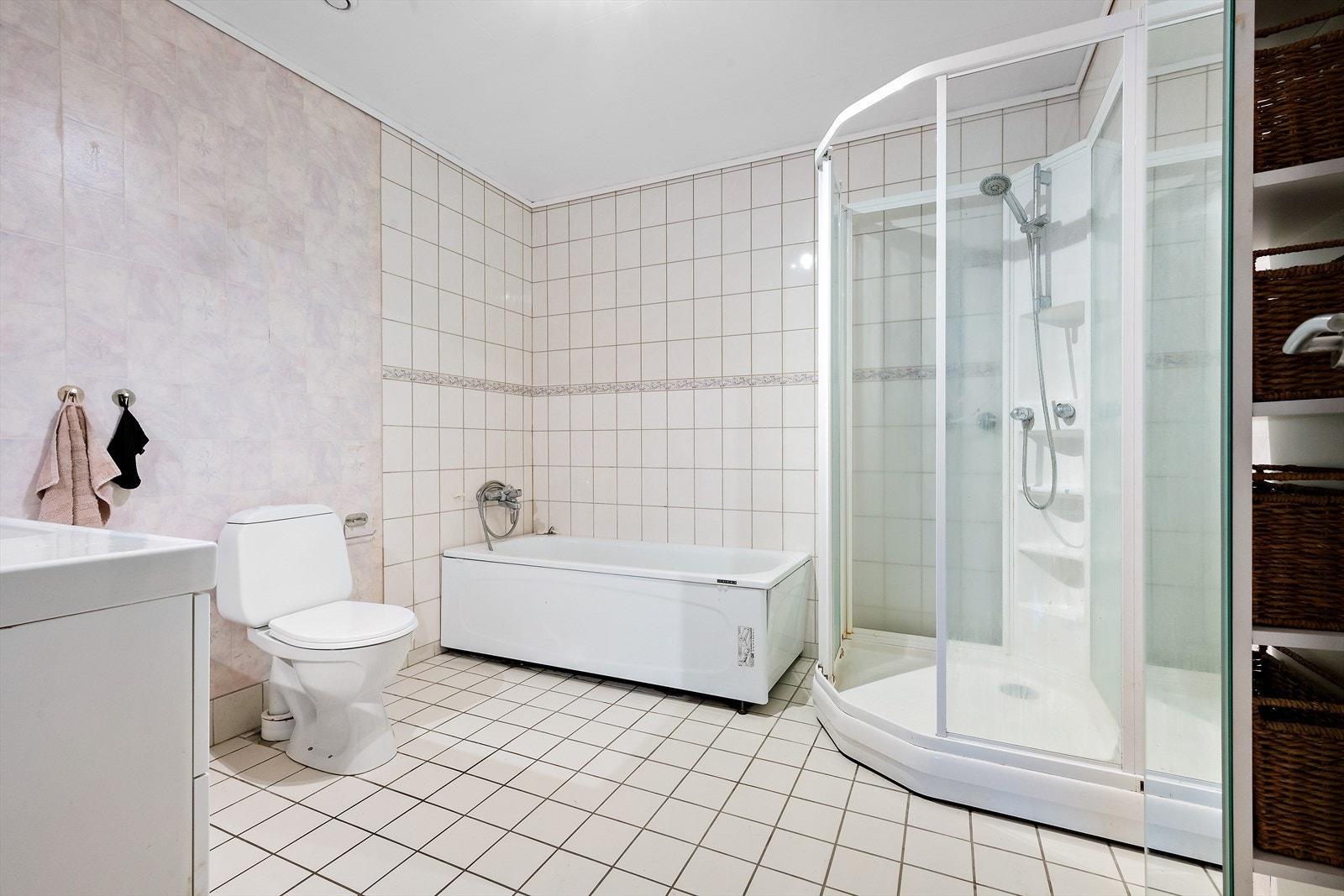 Bad med både dusj og badekar Galleribilde