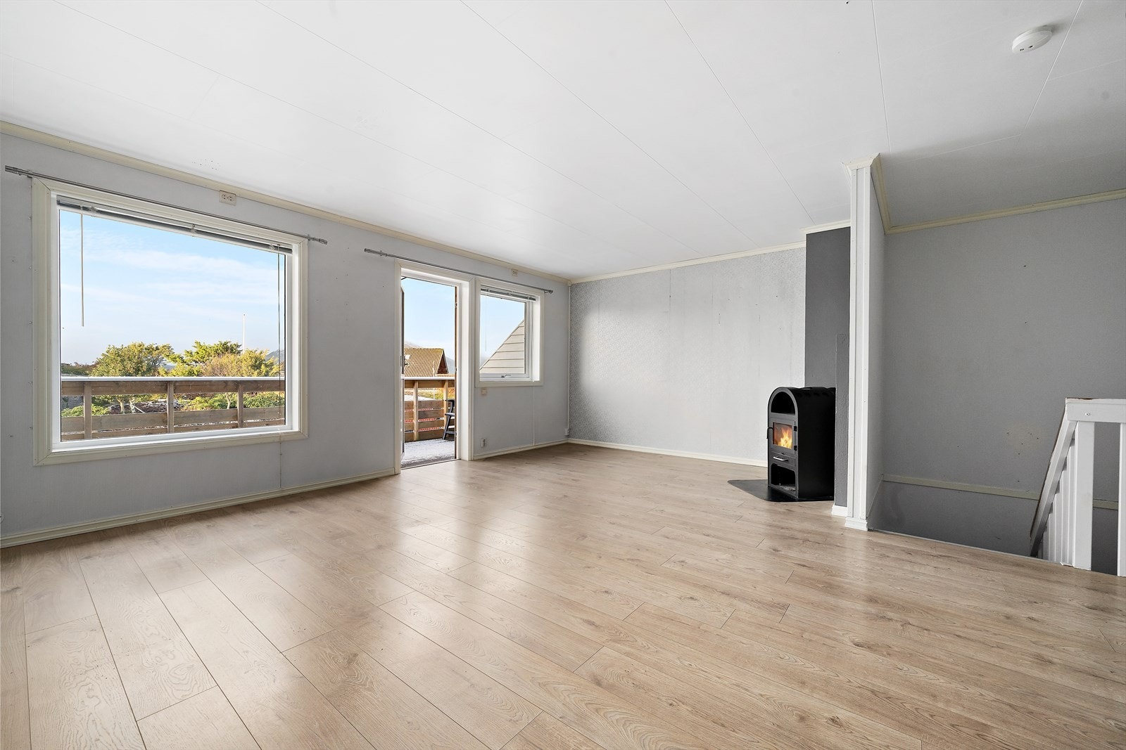 Stue med store vindusflater Galleribilde