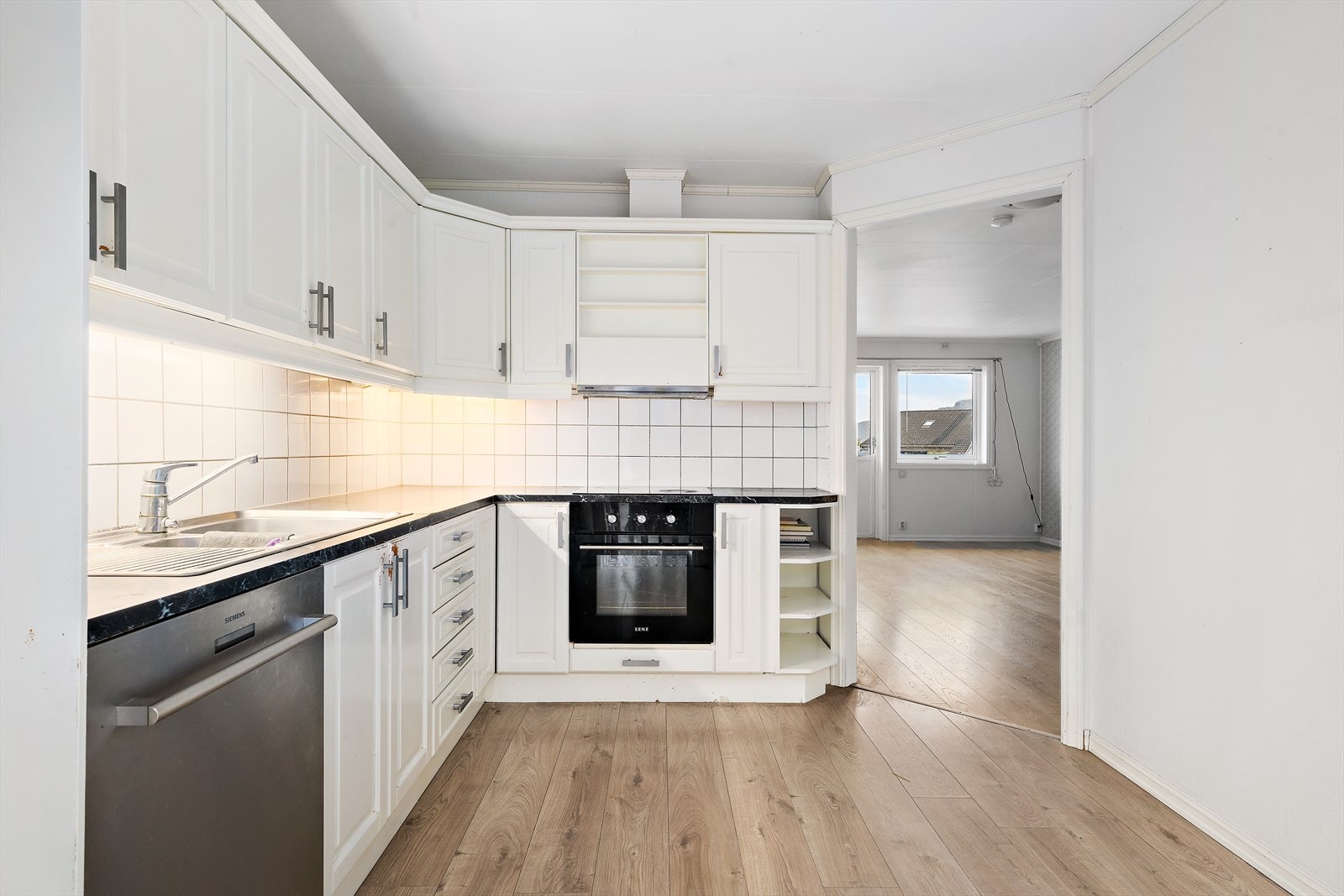 Boligen har kjøkken med lyse fronter Galleribilde