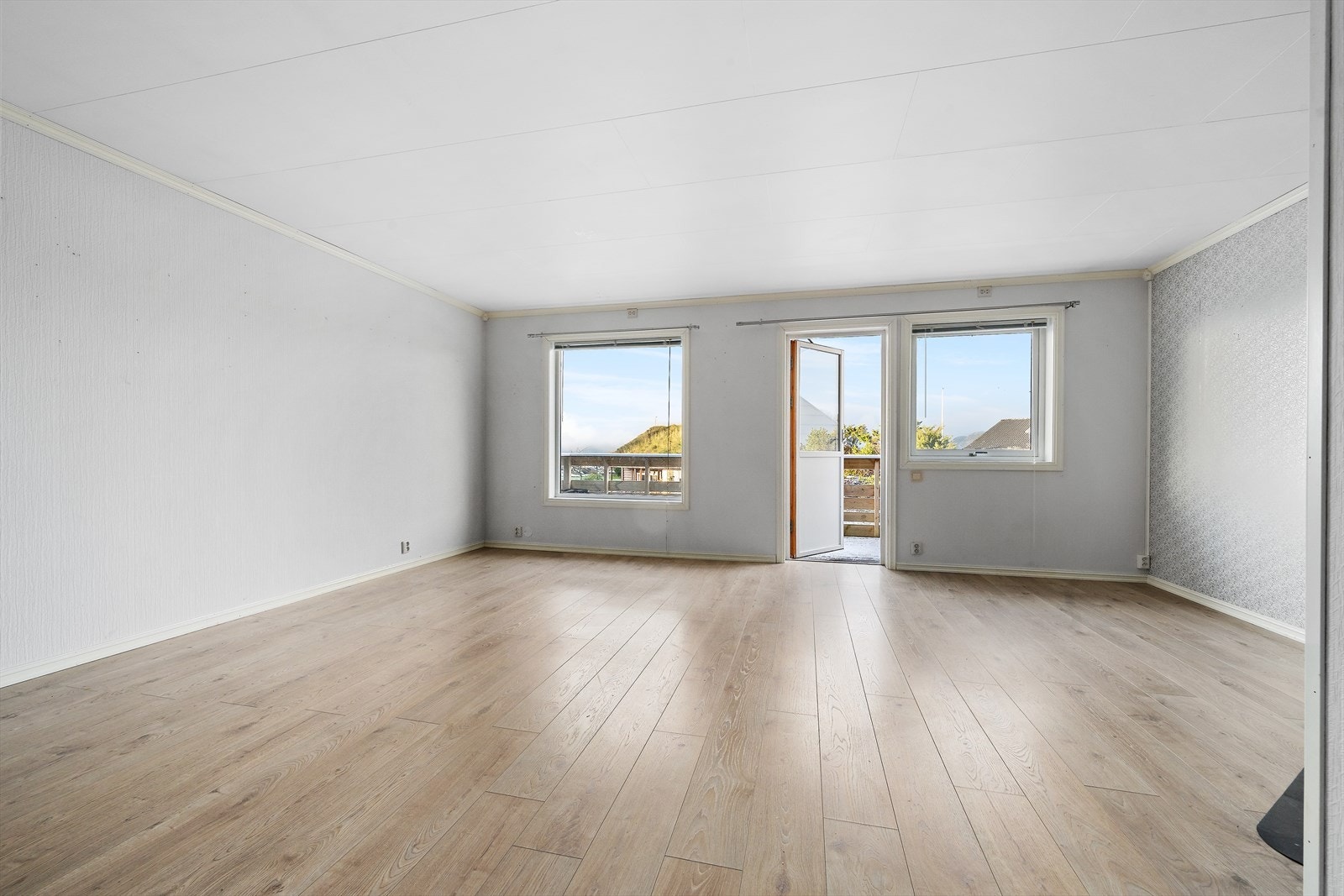 Fra stue er det utgang til stor altan Galleribilde