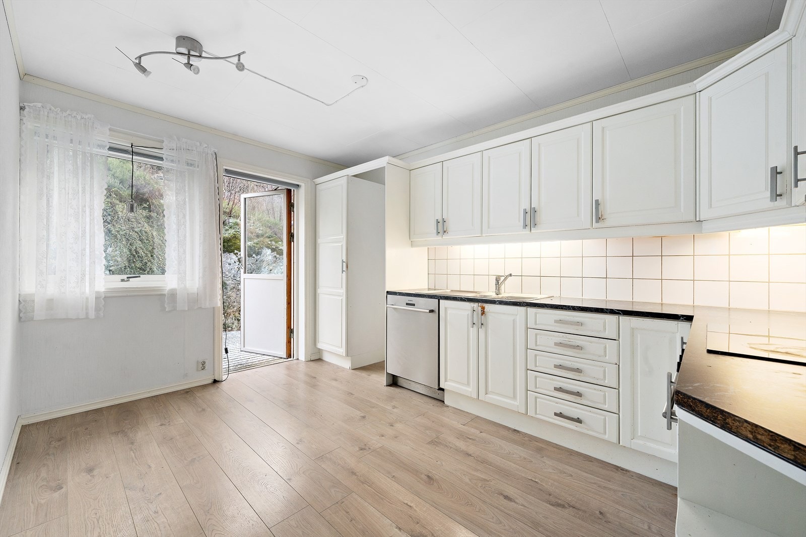 Fra kjøkken er det utgang til sørøstvendt terrasse Galleribilde