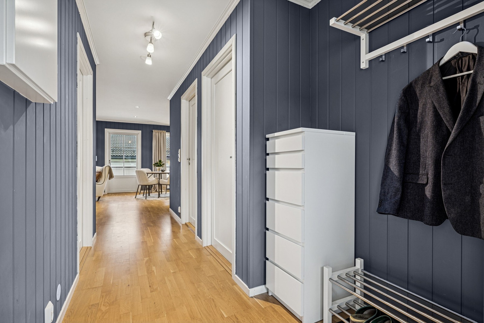 Entréen har fin plass til å hensette sko og yttertøy. Galleribilde