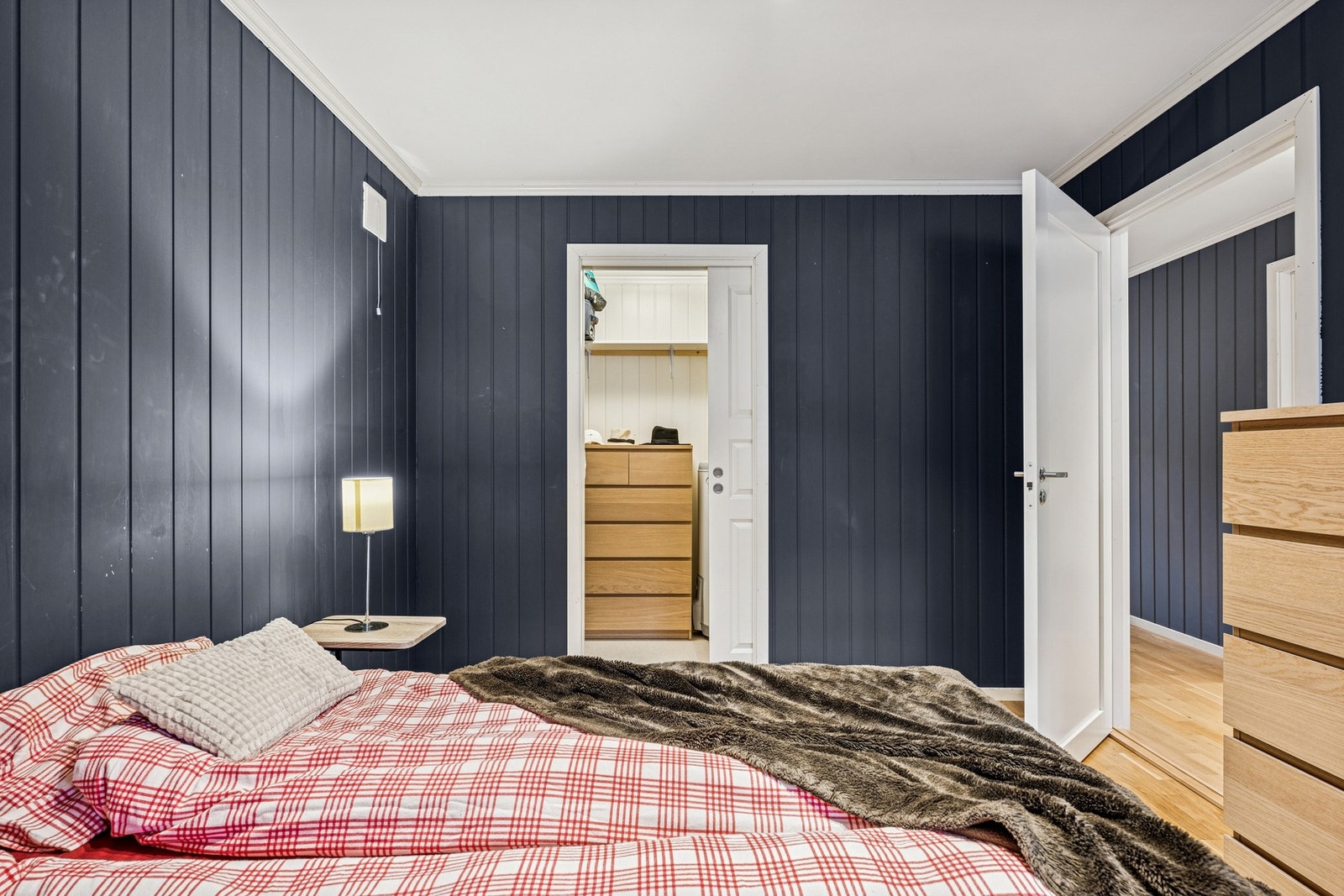 Hovedsoverommet er av fin størrelse og har inngang til et lite walk-in closet. Galleribilde