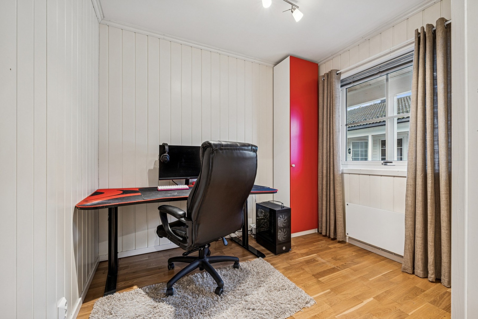 Soverom 2 er noe mindre, men egner seg til kontor, gjesterom, barnerom, eller til det du måtte ønske. Galleribilde