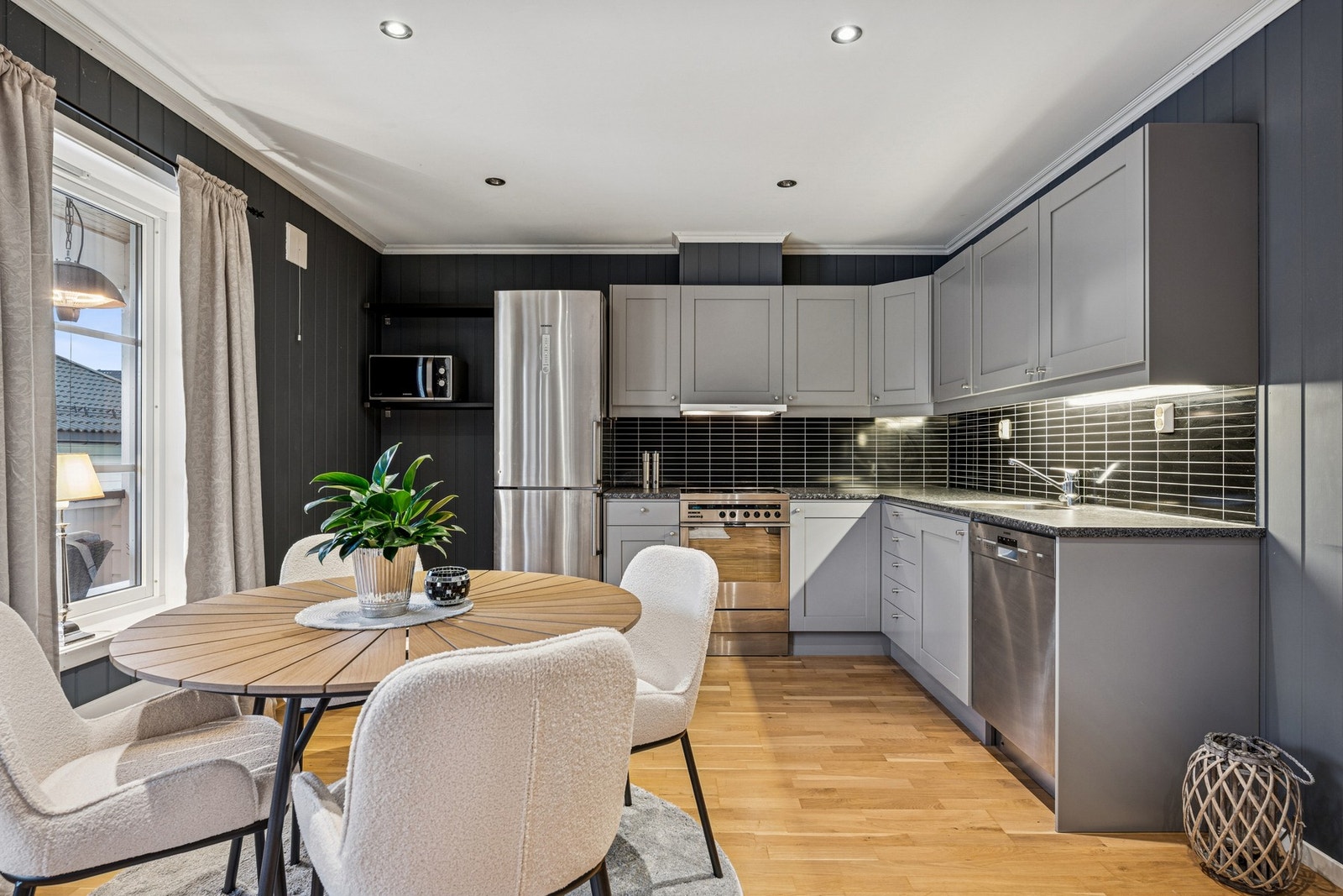 Kjøkkenet ligger i moderne åpen løsning mot stuen. Galleribilde