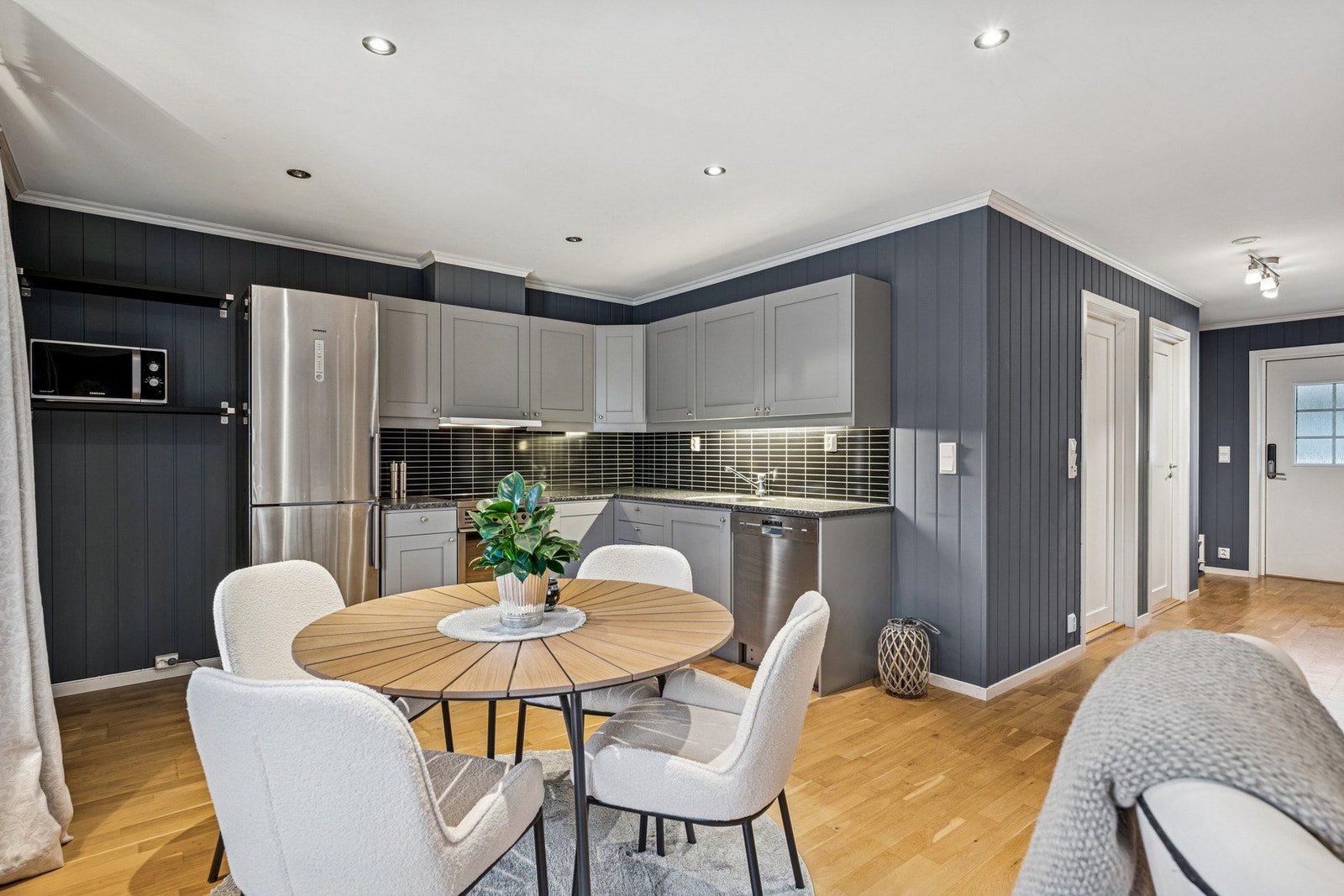 Fin plass til kjøkkenbord / spisestuebord ved kjøkkenet. Galleribilde