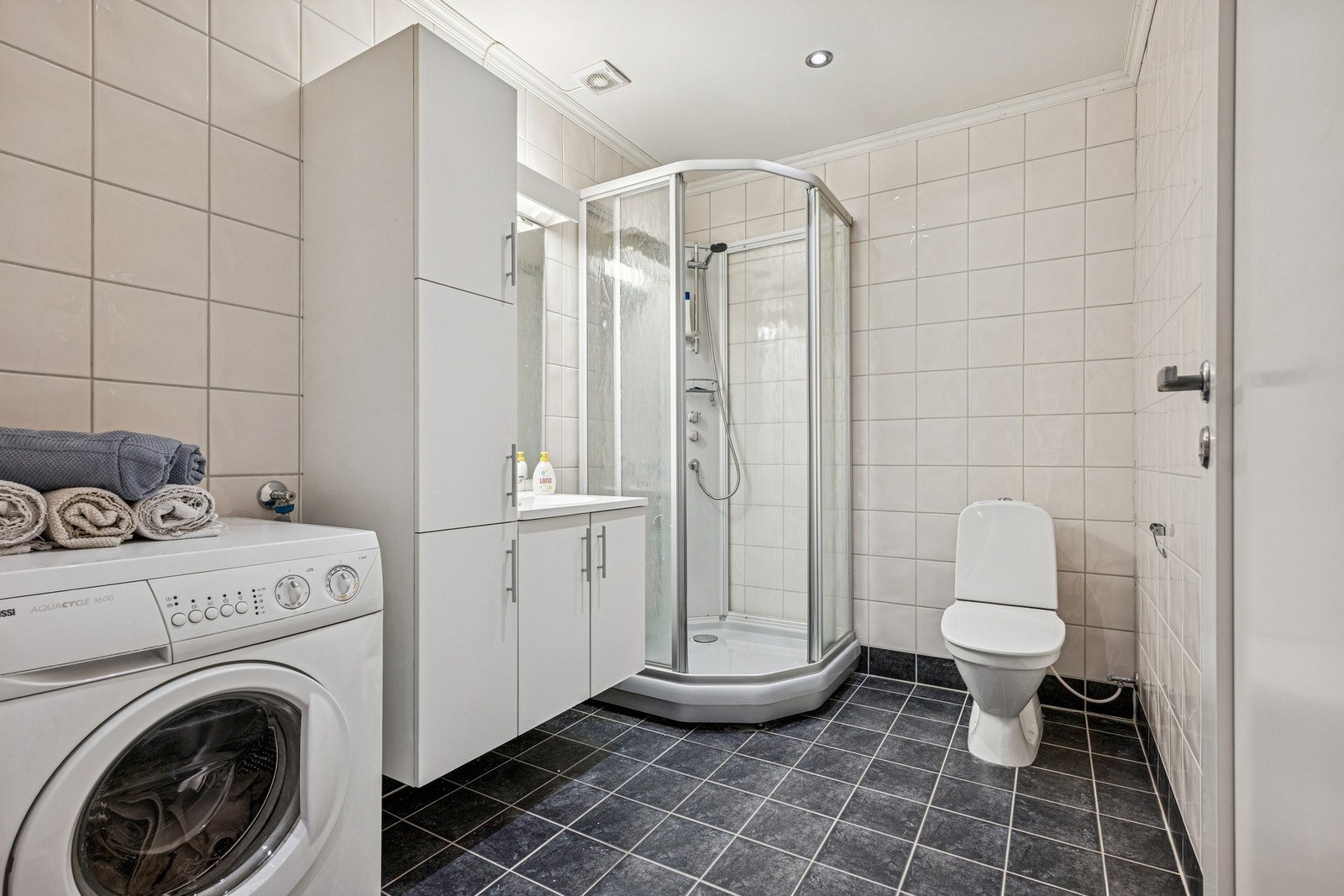 Baderommet holder en fin standard. tidløs innredning. Galleribilde