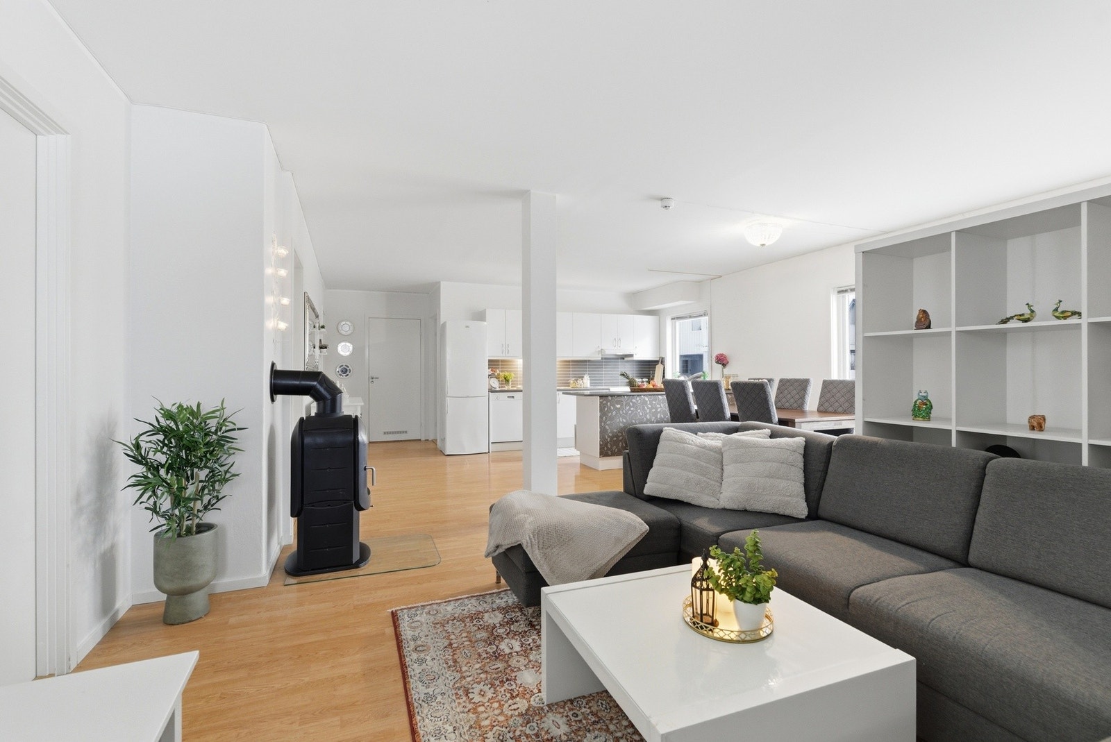 Leiligheten er malt i lyse og innbydende fargevalg. Galleribilde