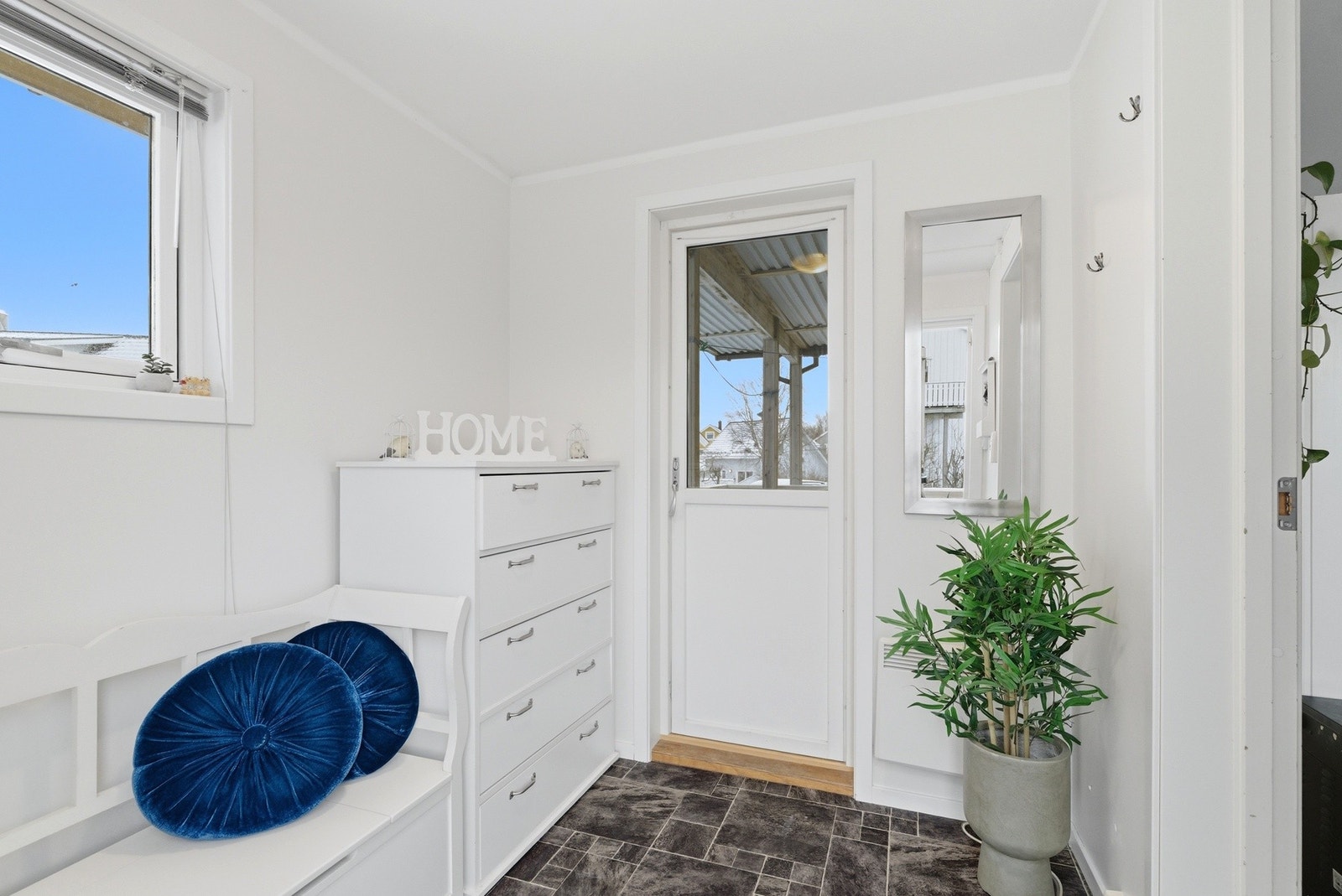 Entré med plass til oppbevaring langs vegg. Utgang til balkong. Galleribilde