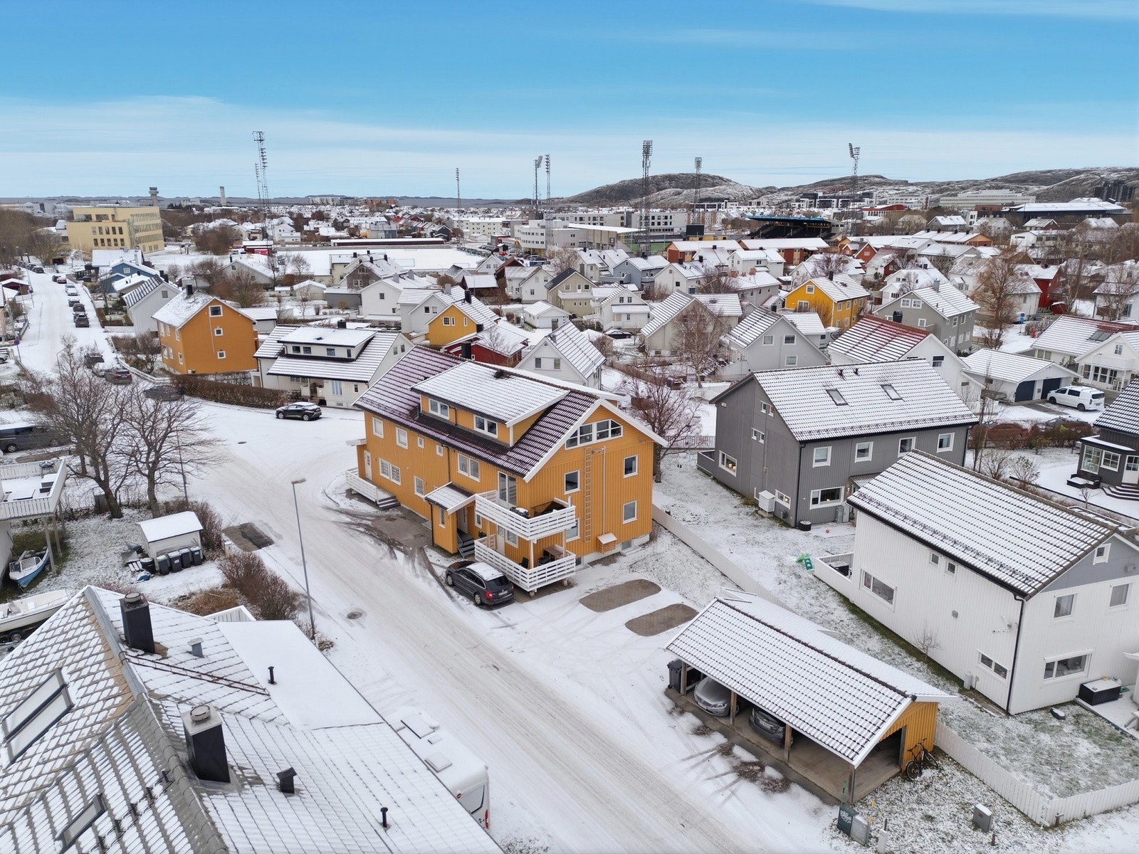 I området finner man skoler, butikker, bussholdeplass og treningsfasiliteter. Fin gangavstand til flyplassen, Nordlandsykehuset, Stormyra mm. Galleribilde