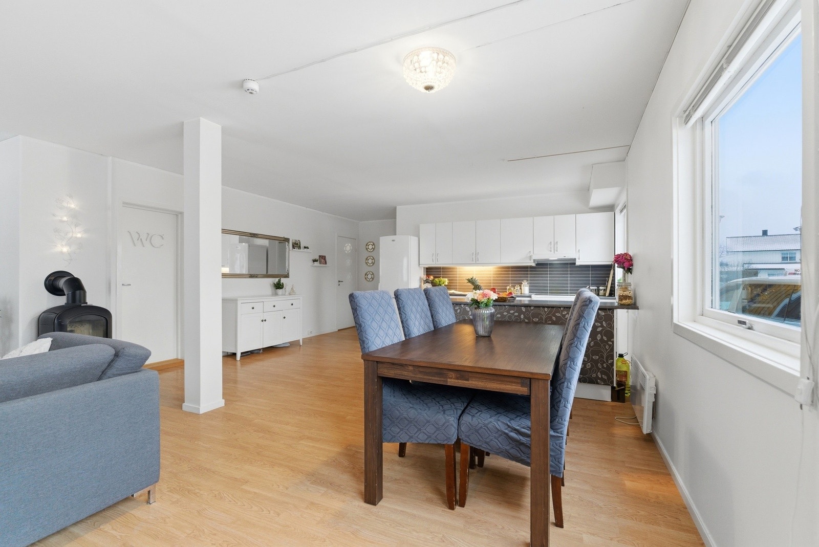 Det er god plass til spisestue foran kjøkkeninnredningen. Galleribilde