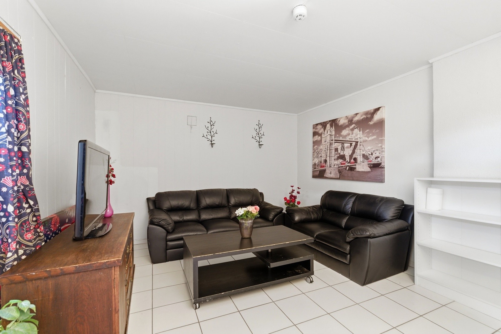 Kjeller er innredet. Har vært benyttet av selger som bod, som er ihht. byggemeldte tegninger. Galleribilde