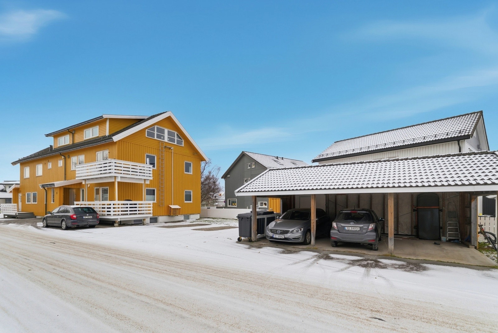 Parkering i carport, samt egen el.billader på husvegg. Galleribilde