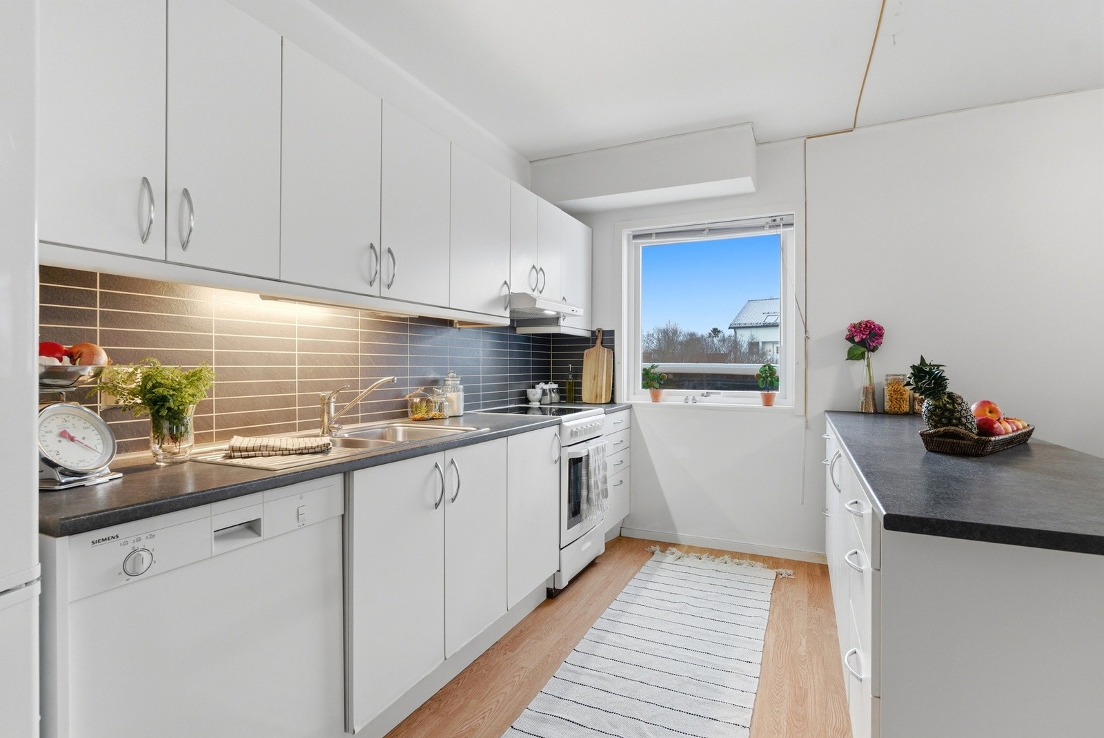 Godt utbygget kjøkken med god skap og benkeplass. Galleribilde