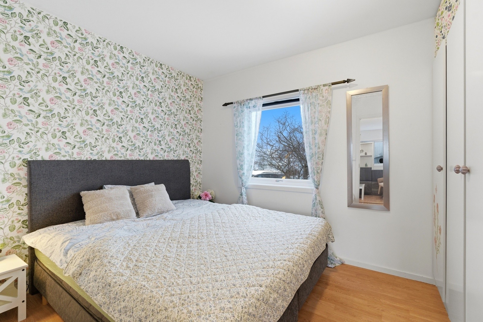 Soverom 1 med god plass til dobbeltseng og garderobeskap. Galleribilde